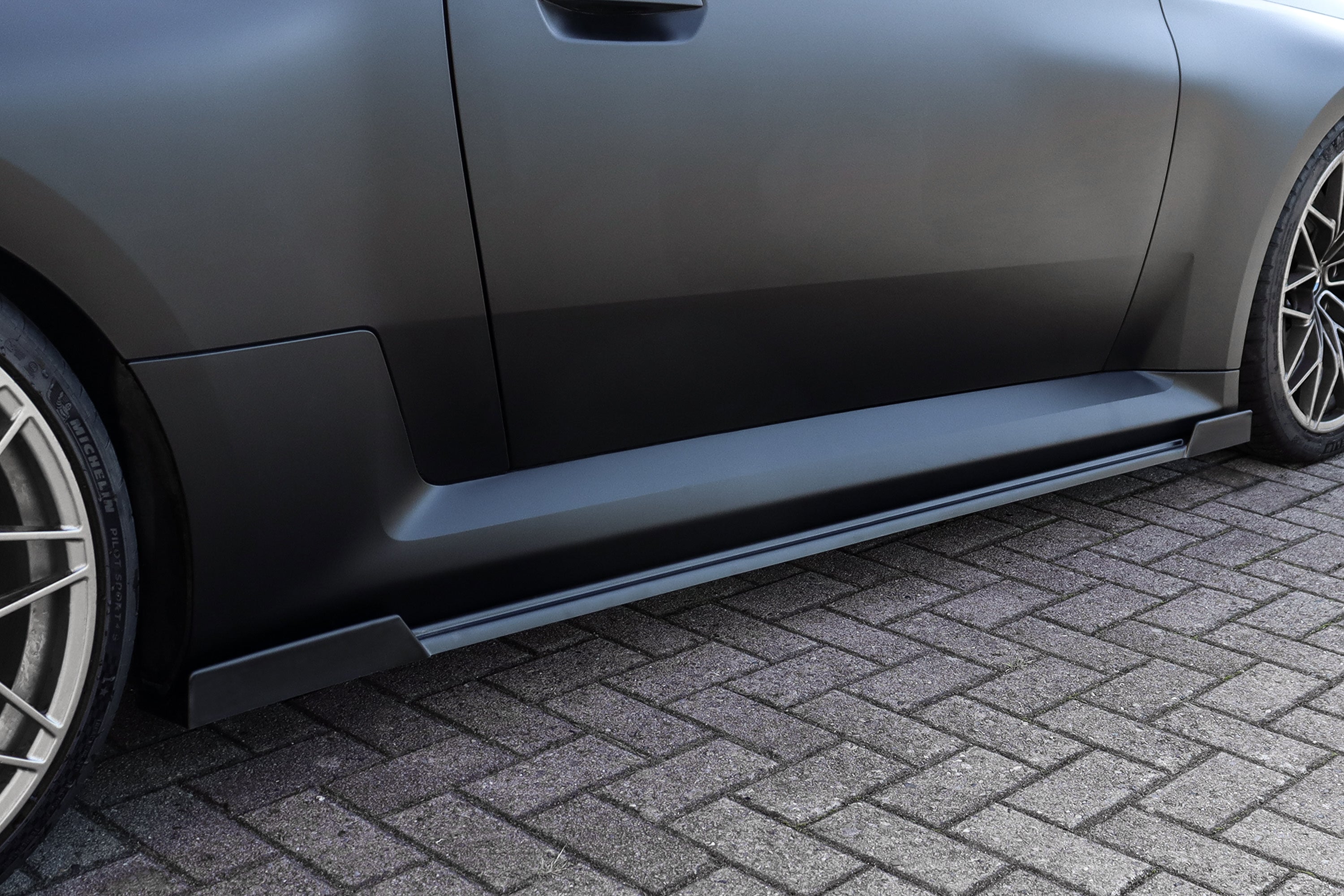 Seitenschweller mit Wing vorne + hinten aus ABS für BMW M2 G87