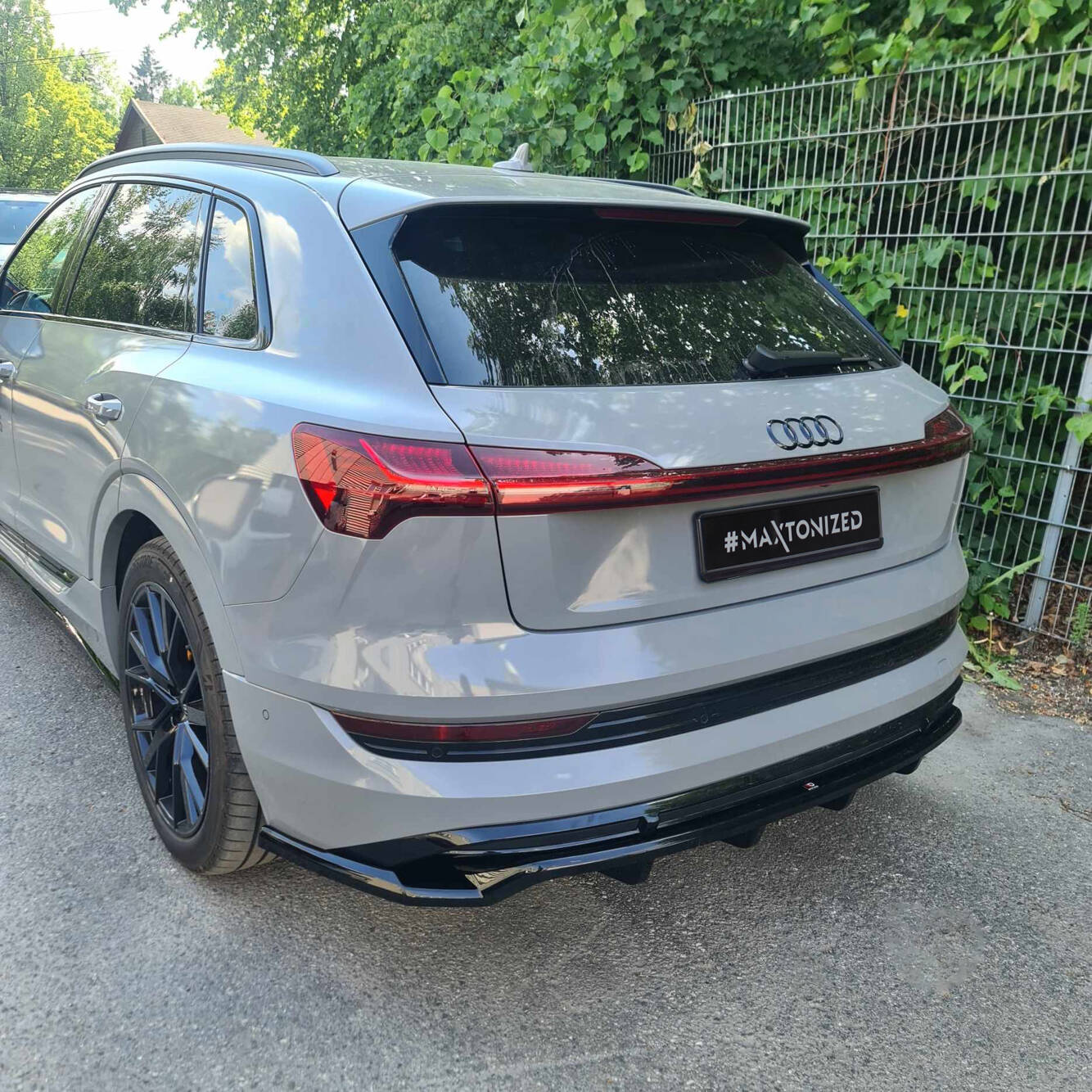 Maxton Design Street+ Mittlerer Diffusor RACE passend für Audi e-Tron S-Line schwarz Hochglanz