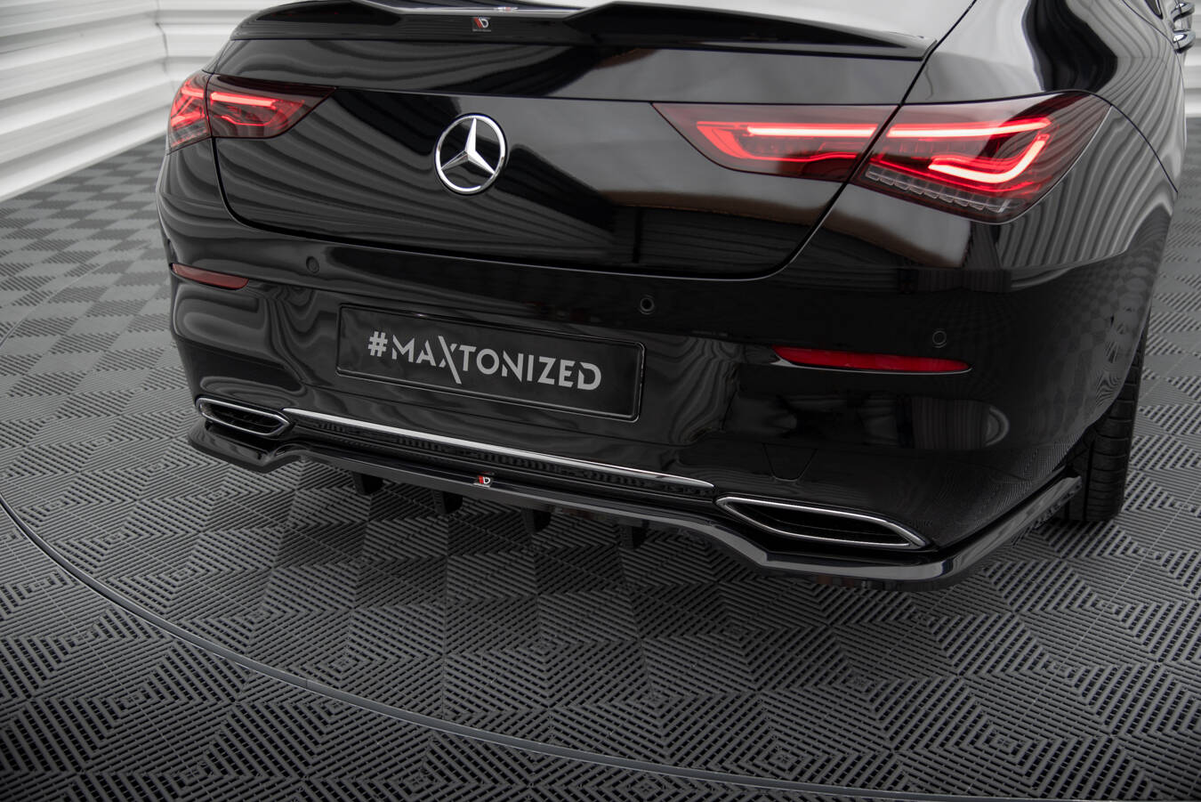 Maxton Design Street+ Mittlerer Diffusor RACE passend für Mercedes-Benz CLA Coupe C118 schwarz Hochglanz
