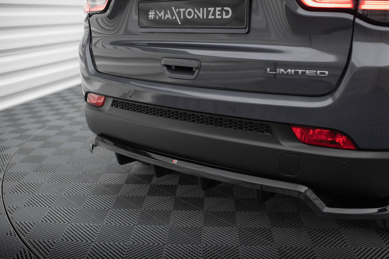 Maxton Design Street+ Mittlerer Diffusor RACE passend für Jeep Compass Limited Mk2 Facelift schwarz Hochglanz