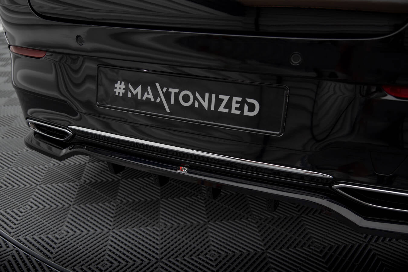 Maxton Design Street+ Mittlerer Diffusor RACE passend für Mercedes-Benz CLA Coupe C118 schwarz Hochglanz