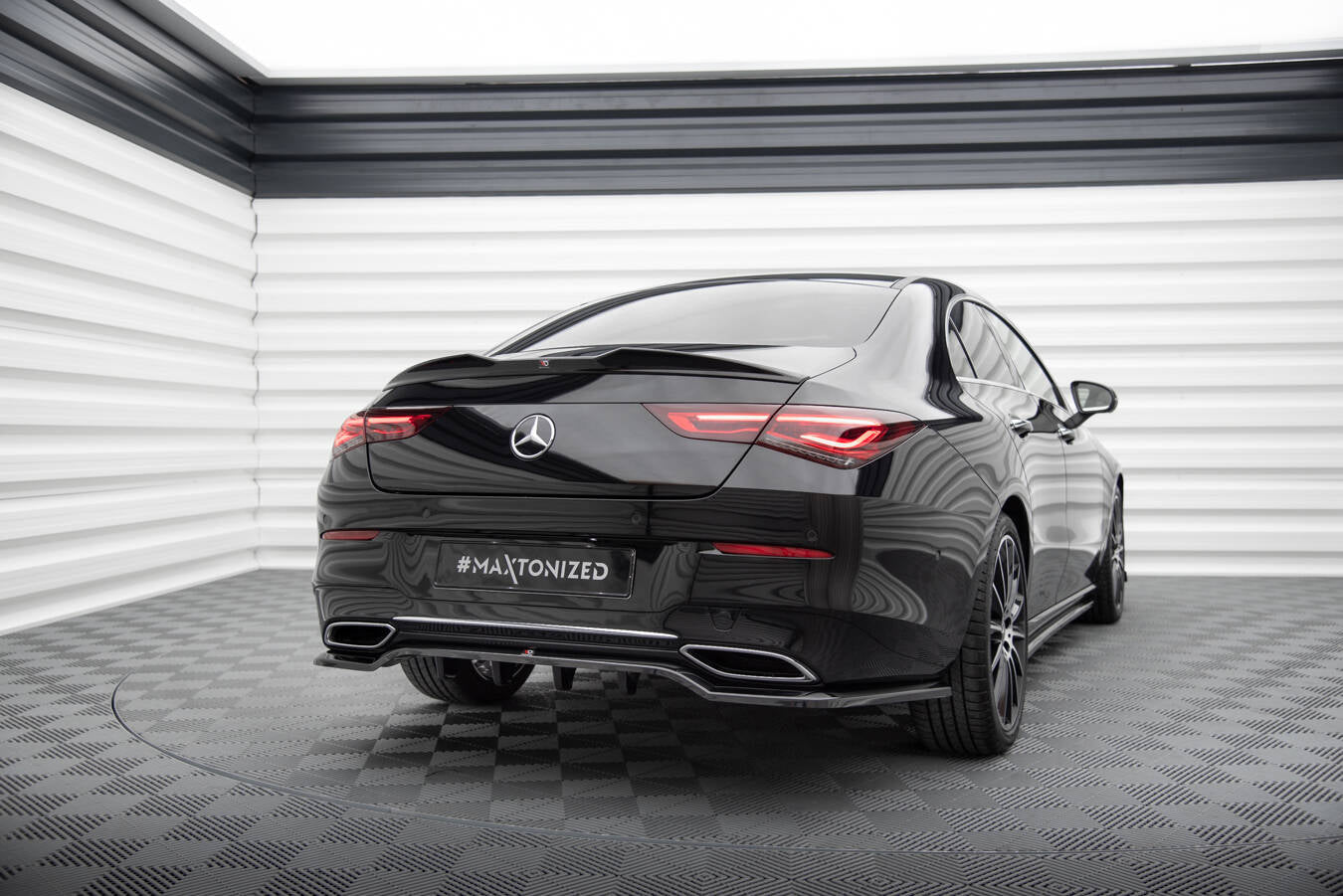 Maxton Design Street+ Mittlerer Diffusor RACE passend für Mercedes-Benz CLA Coupe C118 schwarz Hochglanz