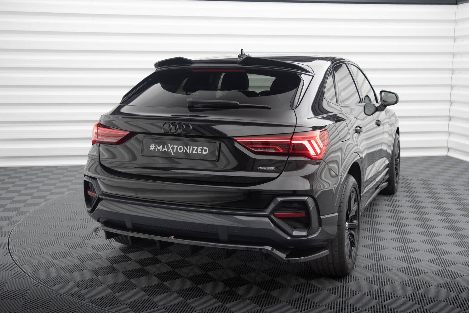 Maxton Design Street+ Mittlerer Diffusor RACE passend für Audi Q3 Sportback F3 schwarz Hochglanz