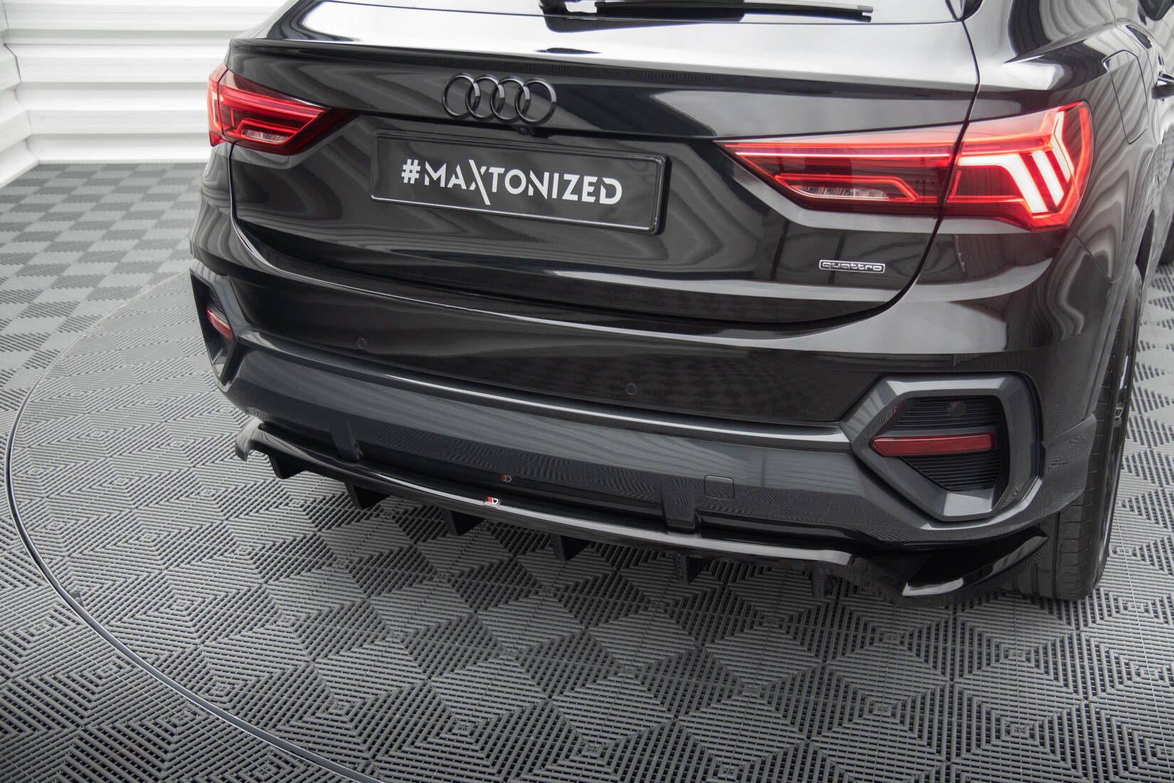 Maxton Design Street+ Mittlerer Diffusor RACE passend für Audi Q3 Sportback F3 schwarz Hochglanz