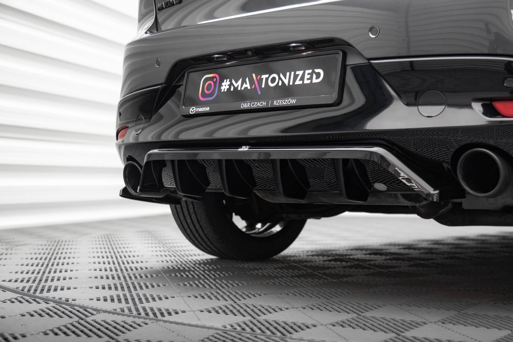 Maxton Design Street+ Mittlerer Diffusor RACE passend für Mazda 3 Mk4 schwarz Hochglanz