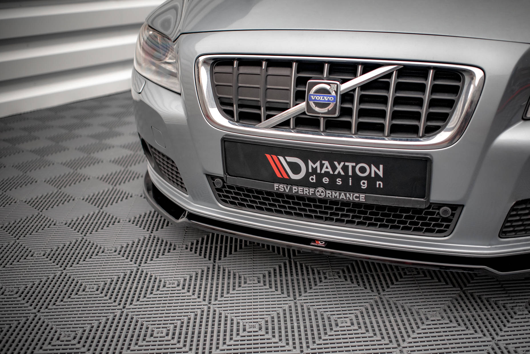 Maxton Design Street+ Spoilerlippe Front Ansatz V.2 passend für Volvo V70 Mk3 schwarz Hochglanz