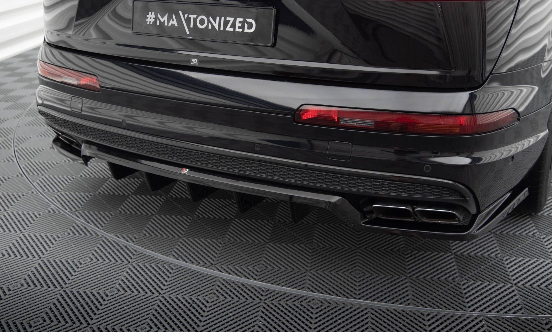 Maxton Design Street+ Mittlerer Diffusor RACE passend für Audi SQ7 / Q7 S-Line Mk2 schwarz Hochglanz