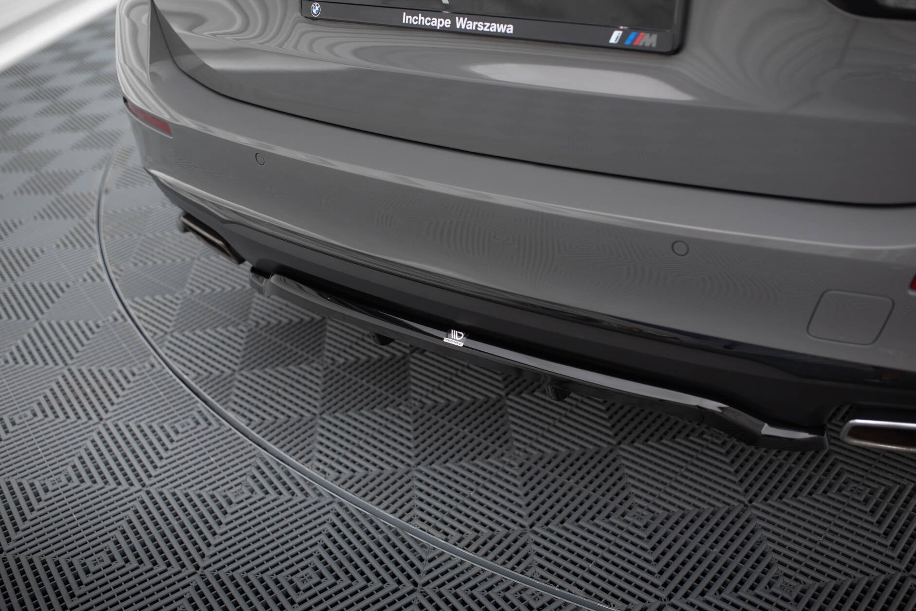 Maxton Design Street+ Mittlerer Diffusor RACE passend für BMW 5er G30 / G31 Facelift schwarz Hochglanz