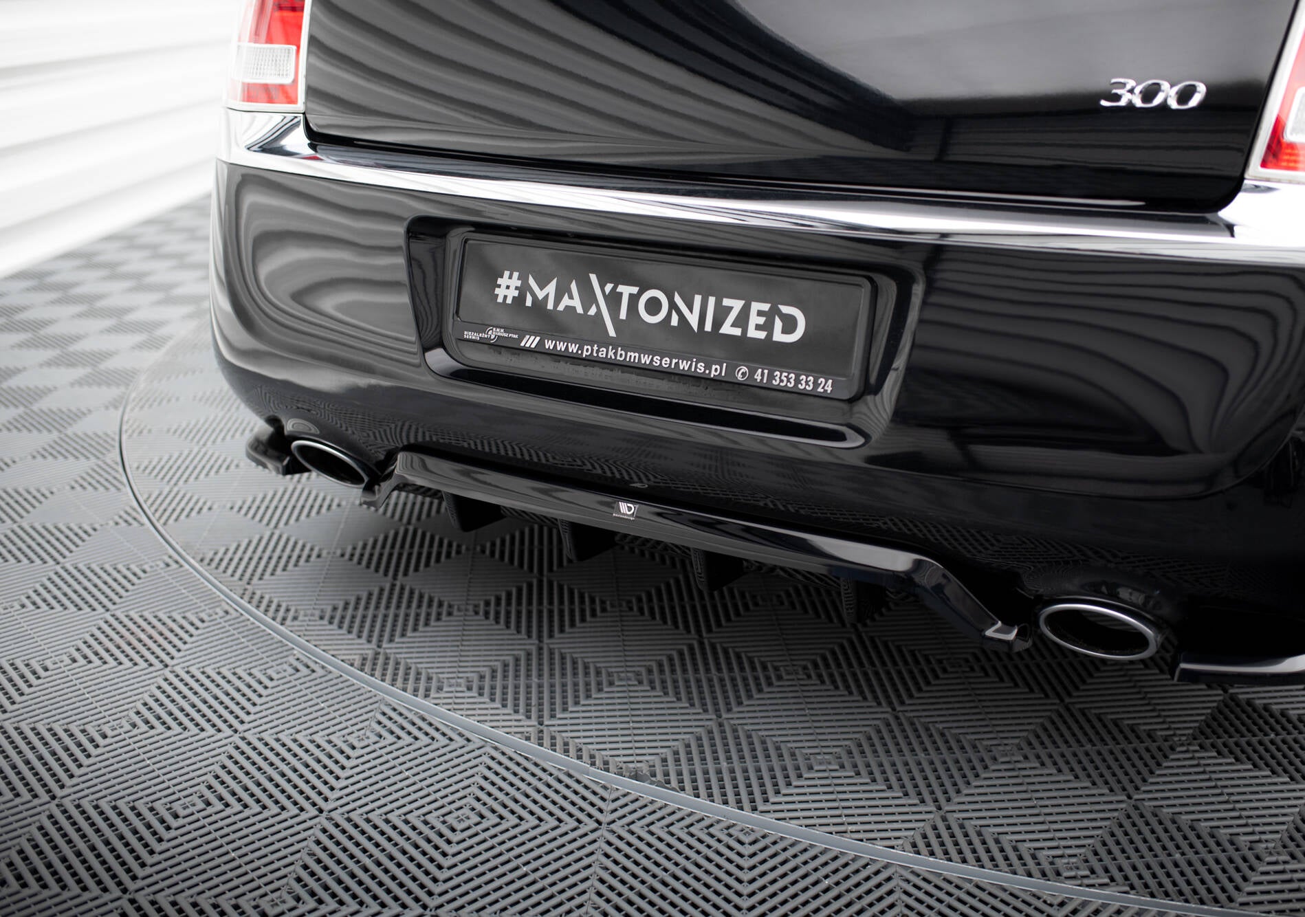 Maxton Design Street+ Mittlerer Diffusor RACE passend für Chrysler 300 Mk2 schwarz Hochglanz
