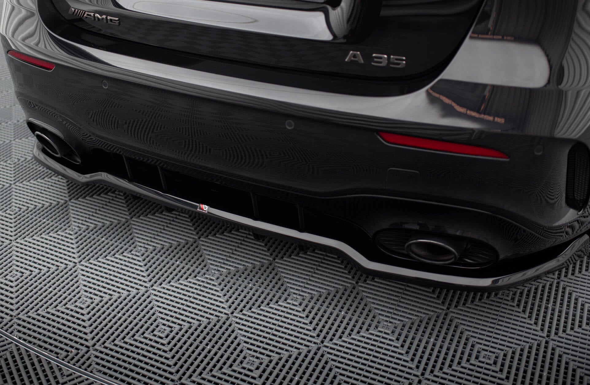 Maxton Design Street+ Mittlerer Diffusor RACE passend für Mercedes-AMG A35 Hatchback W177 schwarz Hochglanz
