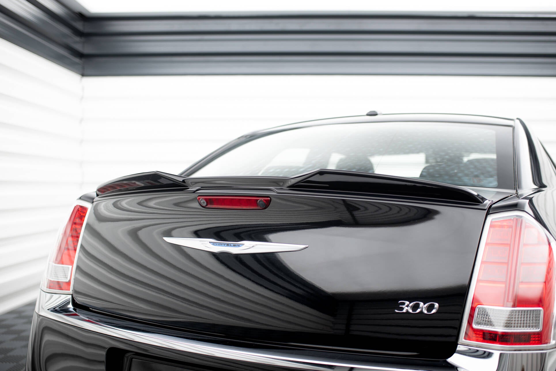 Maxton Design Spoiler CAP 3D passend für Chrysler 300 Mk2 schwarz Hochglanz