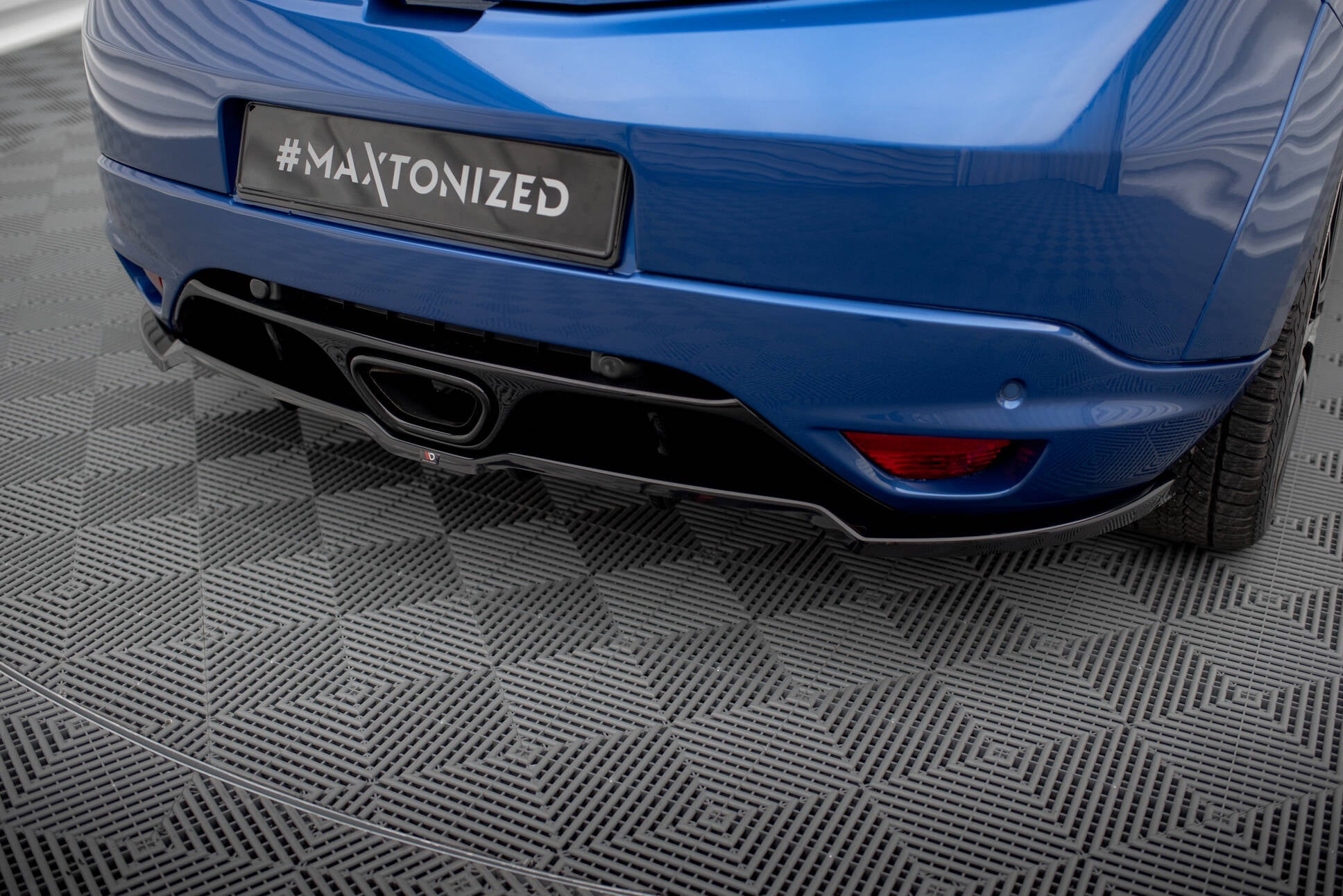 Maxton Design Street+ Mittlerer Diffusor RACE passend für Renault Megane RS Mk3 schwarz Hochglanz