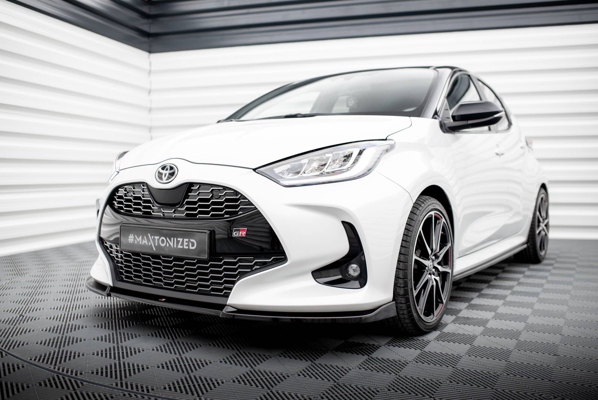 Maxton Design Street+ Spoilerlippe Front Ansatz V.3 passend für Toyota Yaris Mk4 schwarz Hochglanz