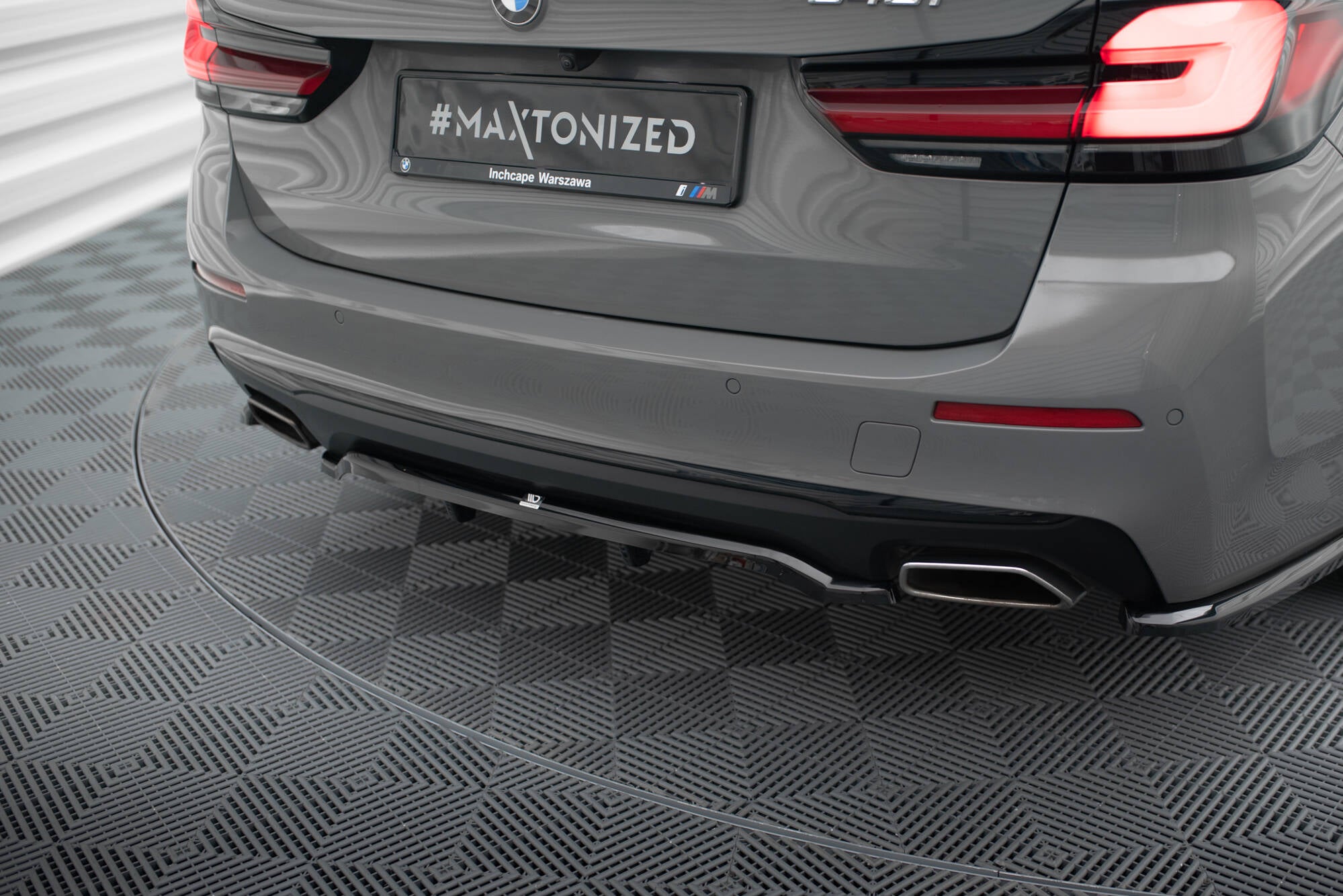 Maxton Design Street+ Mittlerer Diffusor RACE passend für BMW 5er G30 / G31 Facelift schwarz Hochglanz