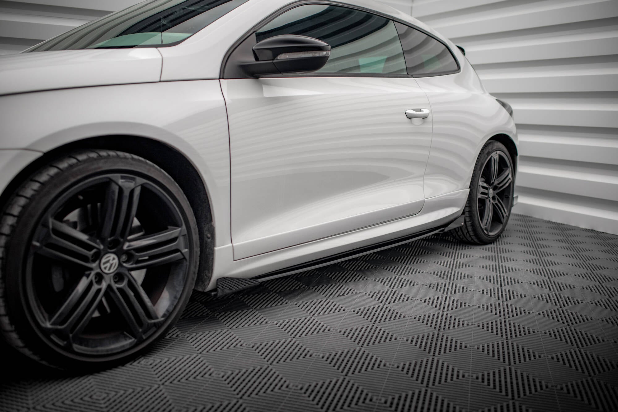 Maxton Design Street Pro Street+ Seitenschweller Leisten + Flaps passend für VW Scirocco R Mk3 / Mk3 Facelift schwarz Hochglanz