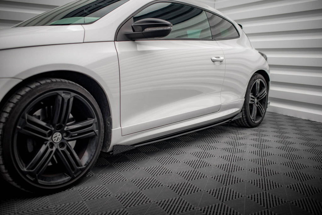Maxton Design Street Pro Street+ Seitenschweller Leisten + Flaps passend für VW Scirocco R Mk3 / Mk3 Facelift schwarz Hochglanz
