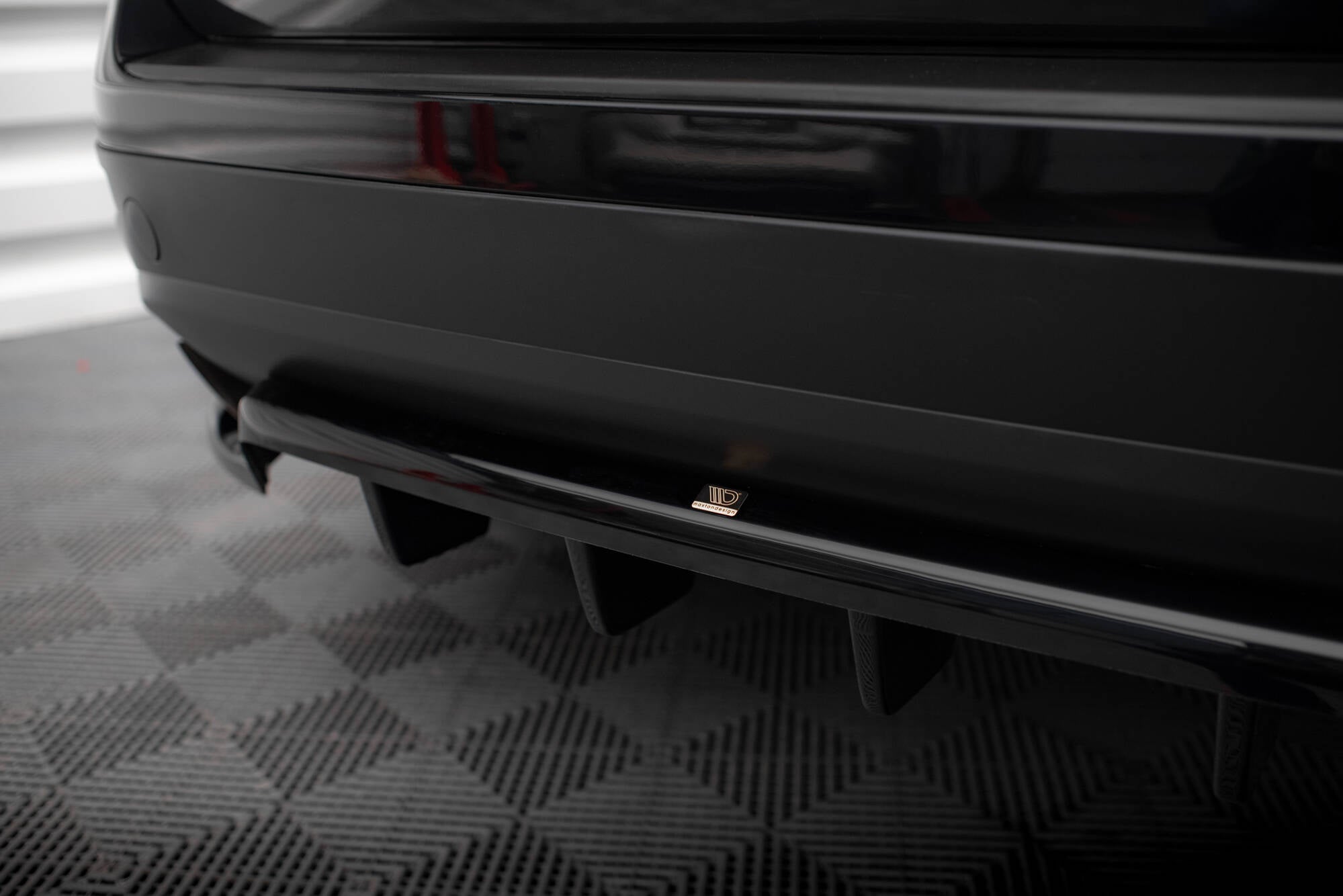Maxton Design Street+ Mittlerer Diffusor RACE passend für VW Touareg Mk2 schwarz Hochglanz