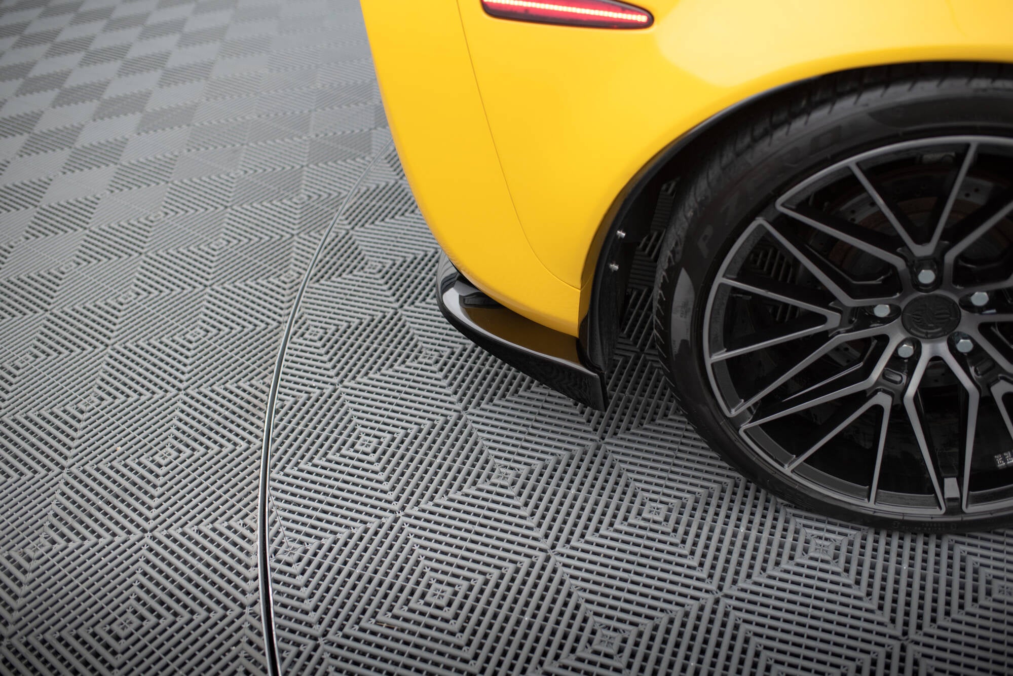 Maxton Design Heck Ansatz Flaps Diffusor passend für Chevrolet Corvette Widebody C6 schwarz Hochglanz