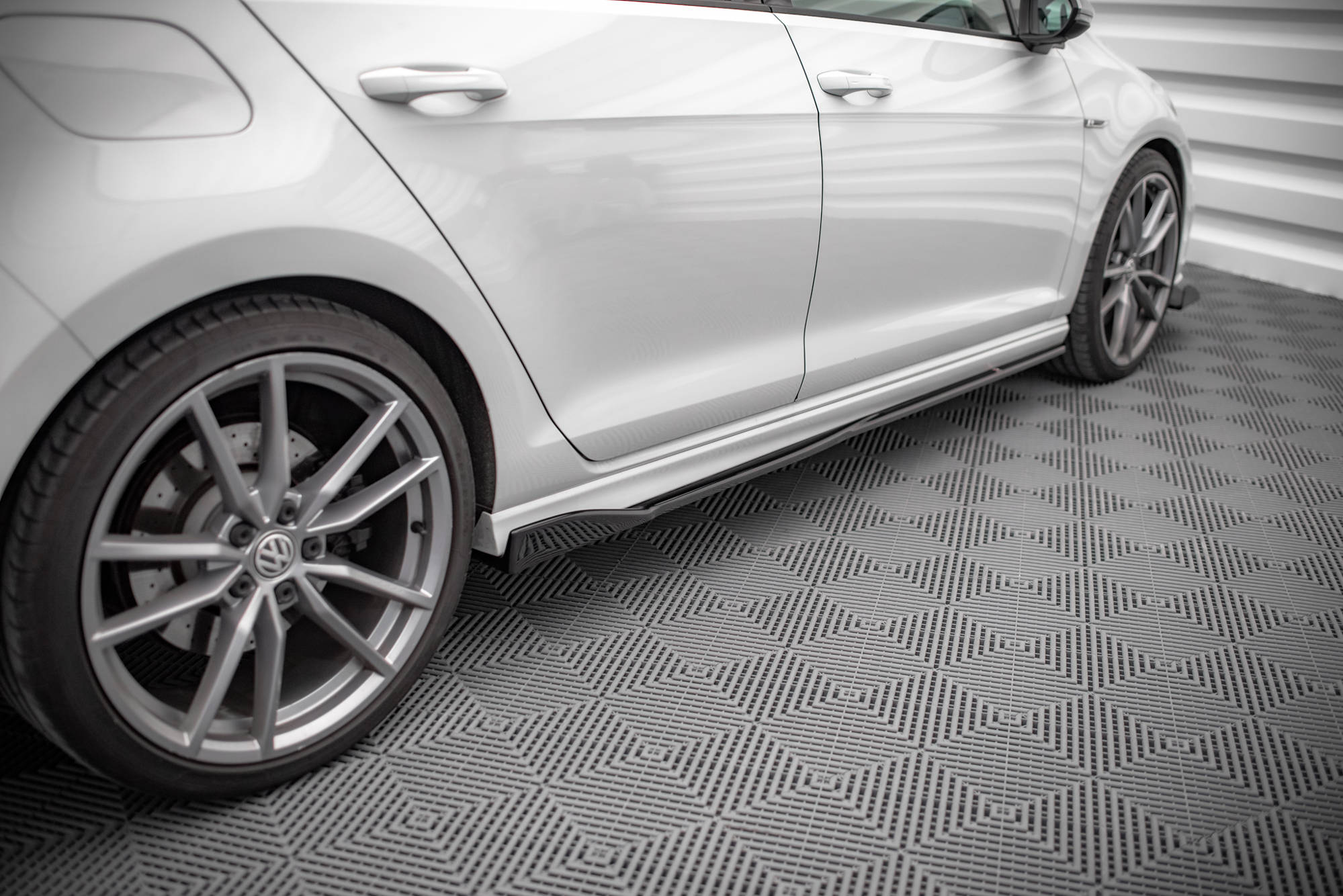 Maxton Design Street+ Seitenschweller Leisten V.2 passend für VW Golf R / R-Line Mk7 schwarz Hochglanz