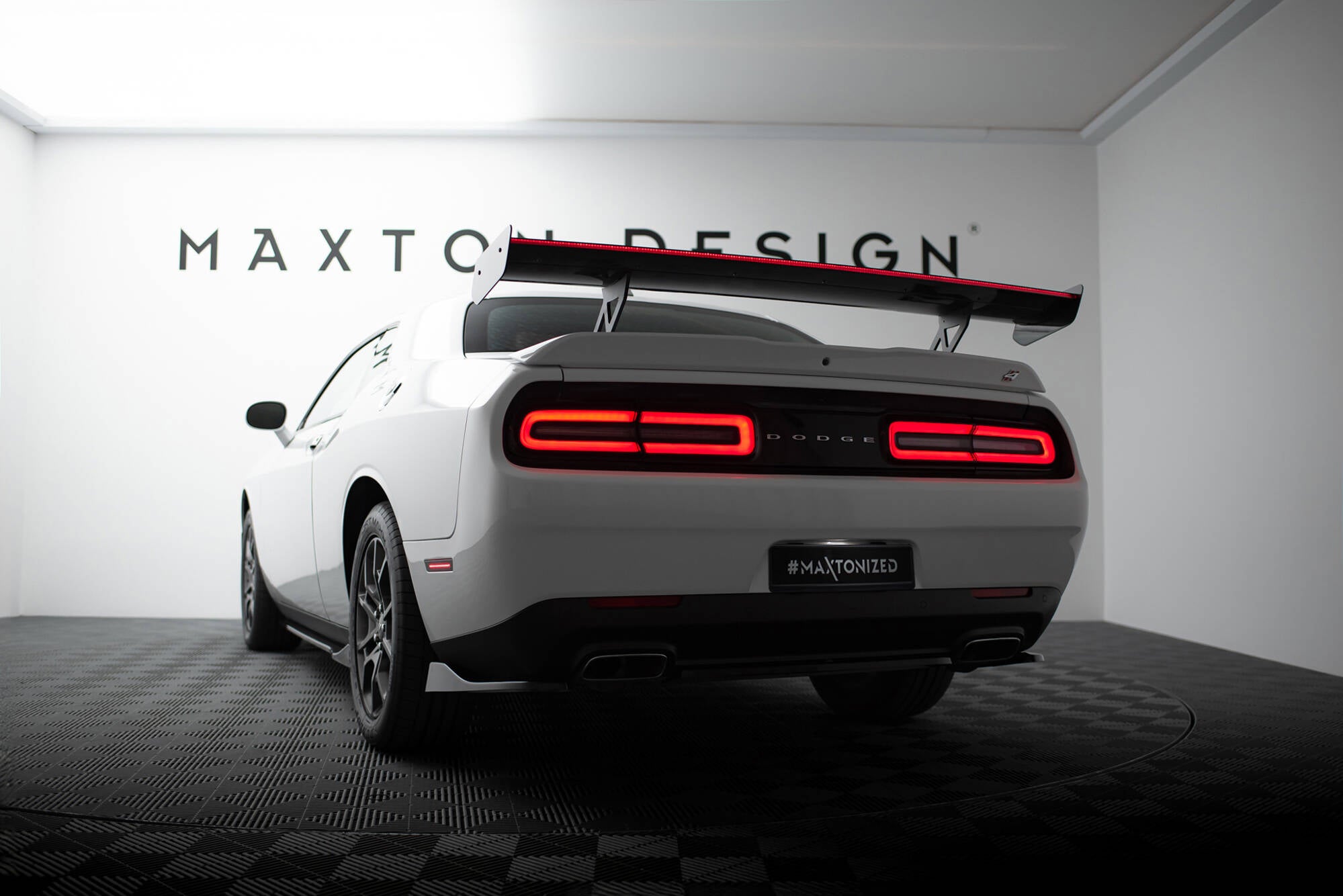 Maxton Design Carbon Spoiler + LED Dodge Challenger Mk3 für Dodge Challenger MK3 Facelift