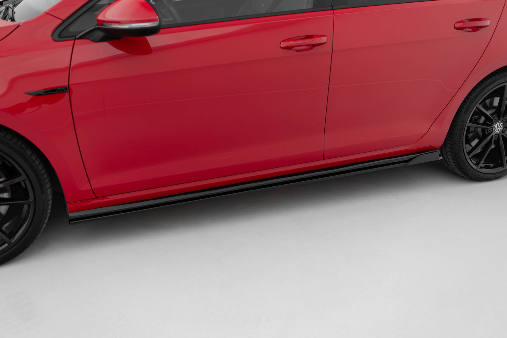 Maxton Design Street+ Seitenschweller Leisten passend für V.1 passend für VW Golf R / R-Line Mk7 Facelift schwarz Hochglanz