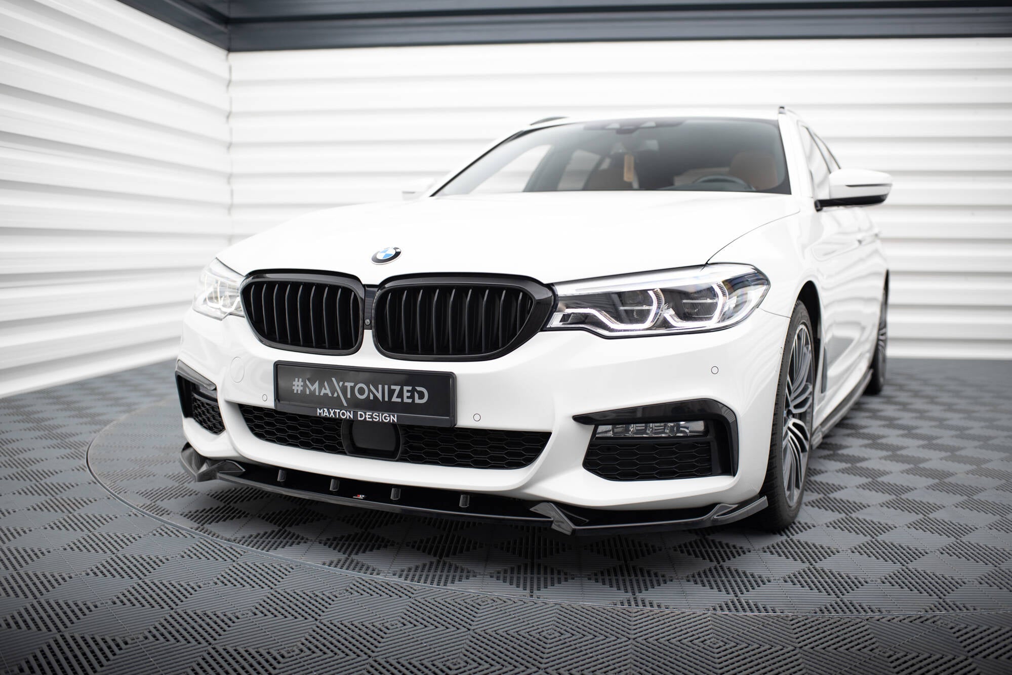 Maxton Design Street+ Spoilerlippe Front Ansatz V.4 passend für BMW 5er M-Paket / M550d / M550i G30/ G31 M-Paket schwarz Hochglanz