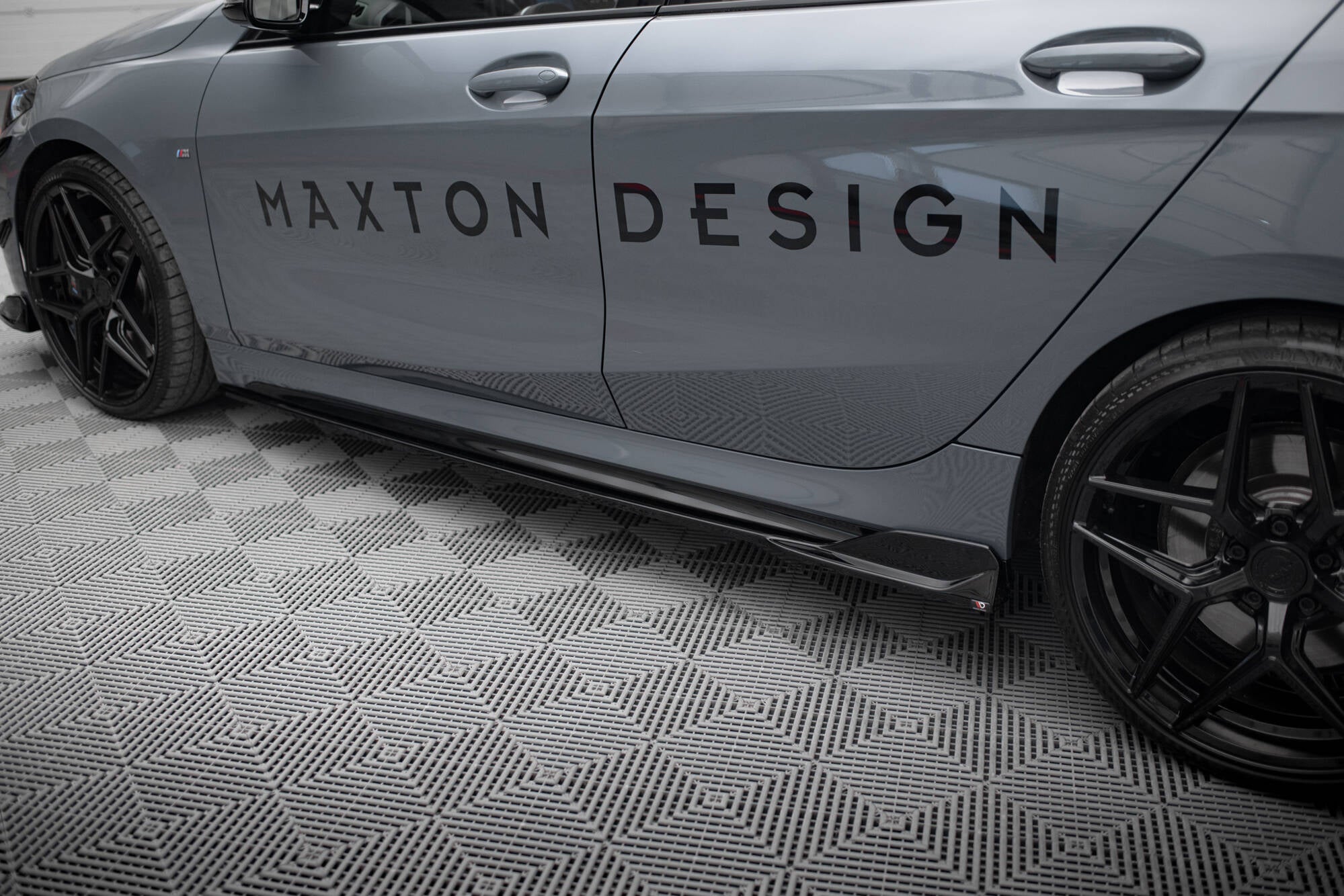 Maxton Design Street+ Seitenschweller Leisten passend für V.3 passend für BMW 1er M-Paket/ M135i / 128ti F40 schwarz Hochglanz