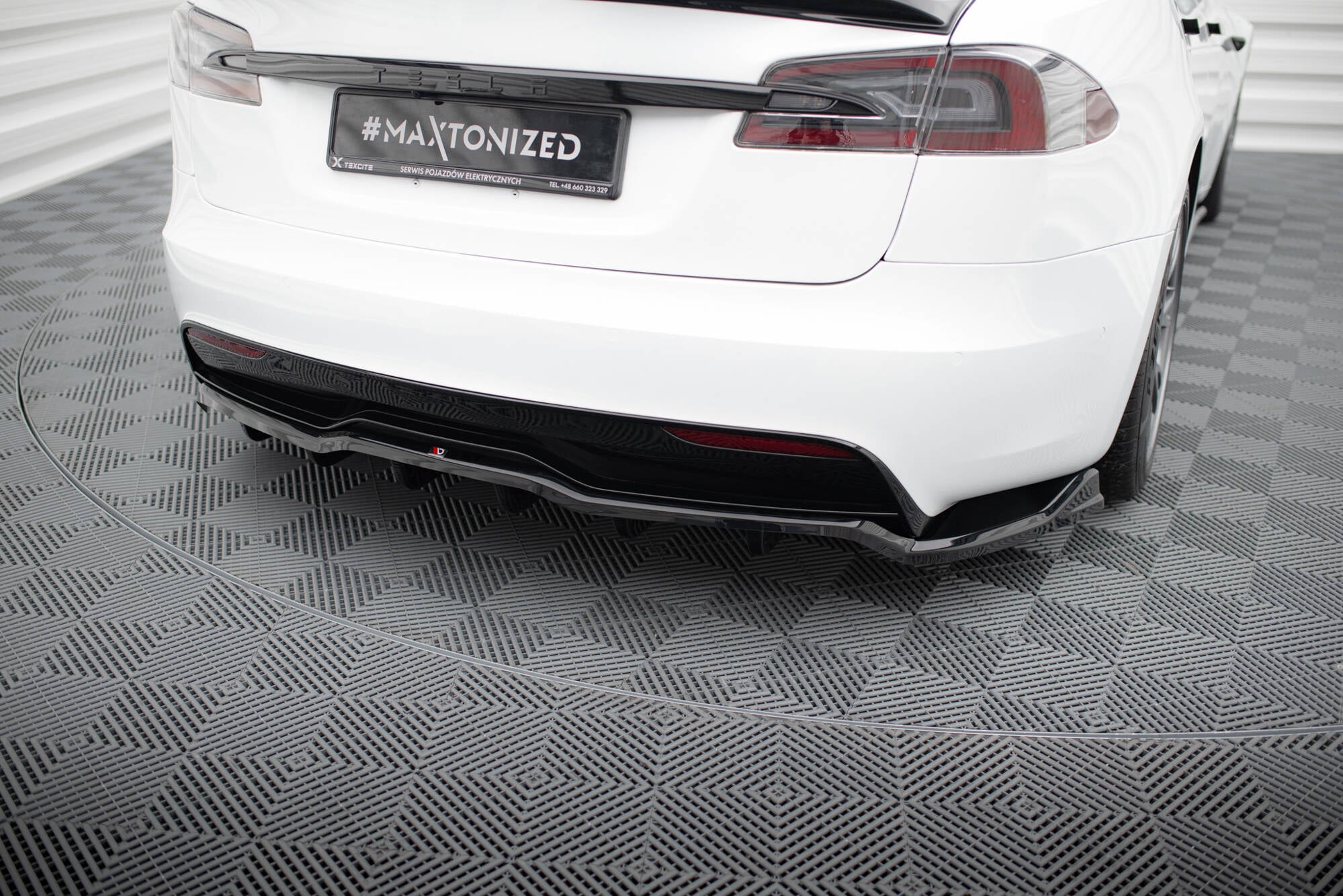 Maxton Design Street+ Mittlerer Diffusor RACE passend für V.1 Tesla Model S Plaid Mk1 Facelift schwarz Hochglanz
