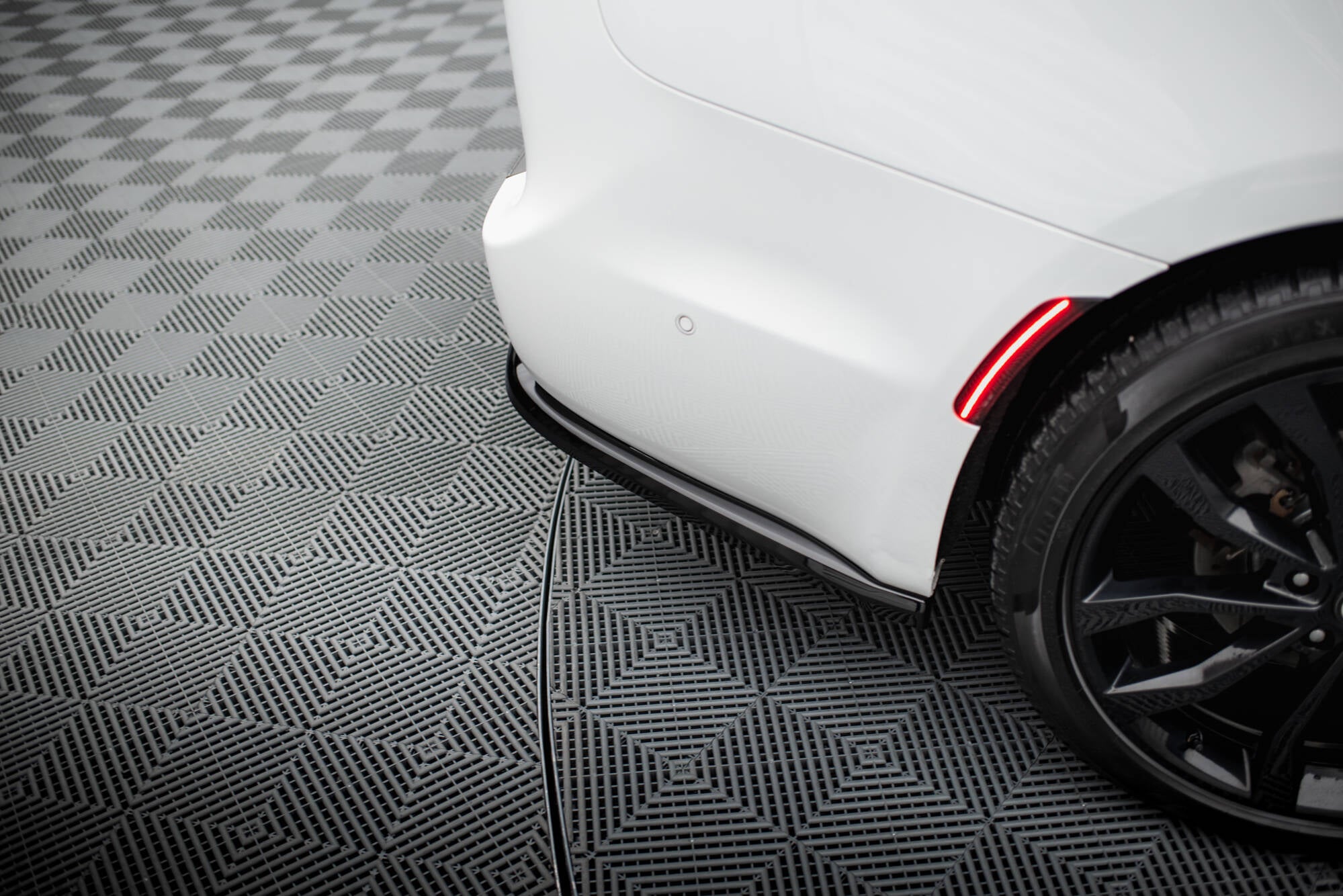 Maxton Design Street+ Mittlerer Diffusor RACE passend für Chrysler Pacifica Mk2 Facelift schwarz Hochglanz