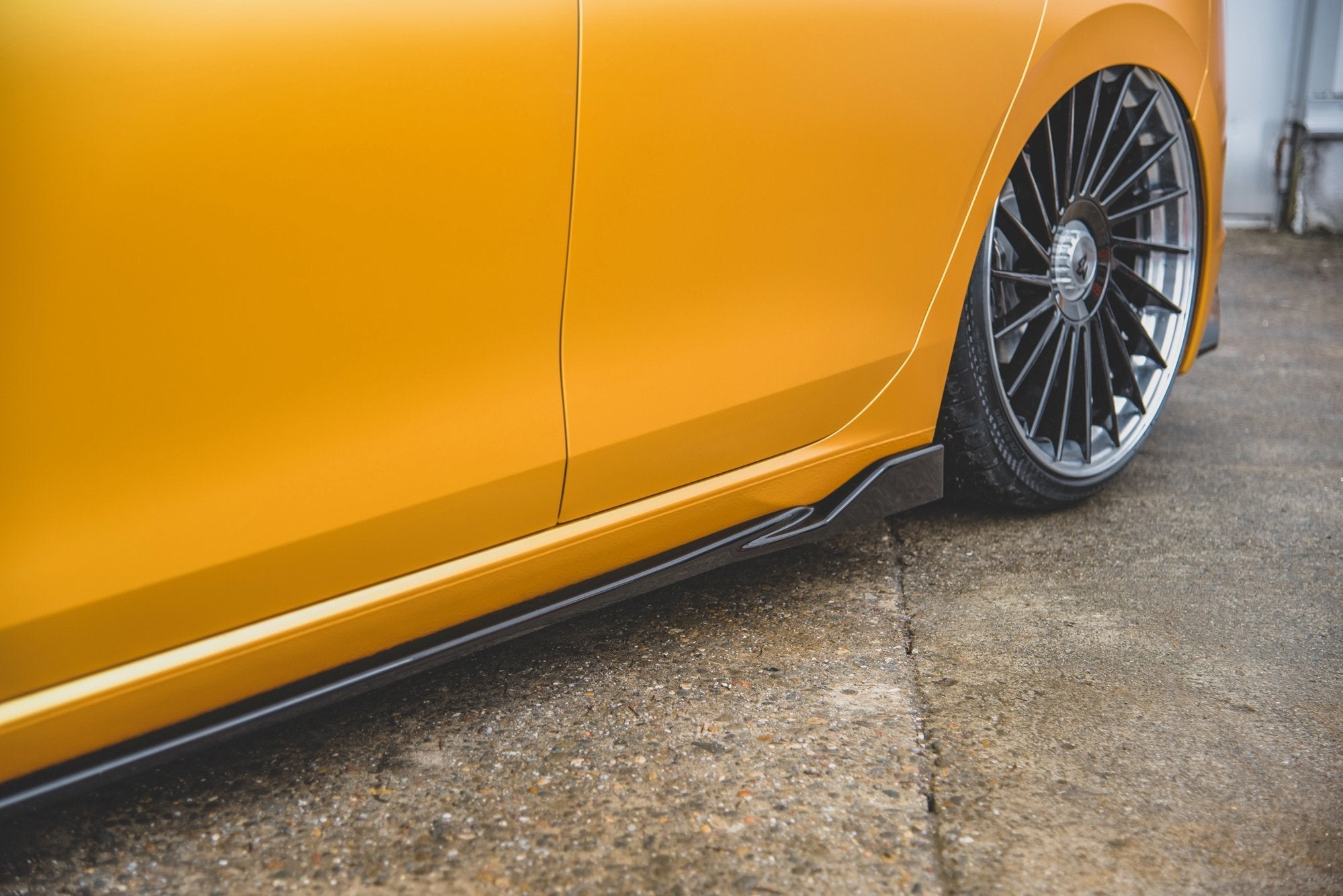 Maxton Design Street+ Seitenschweller Leisten V.2 passend für VW Golf Hatchback Mk8 schwarz Hochglanz
