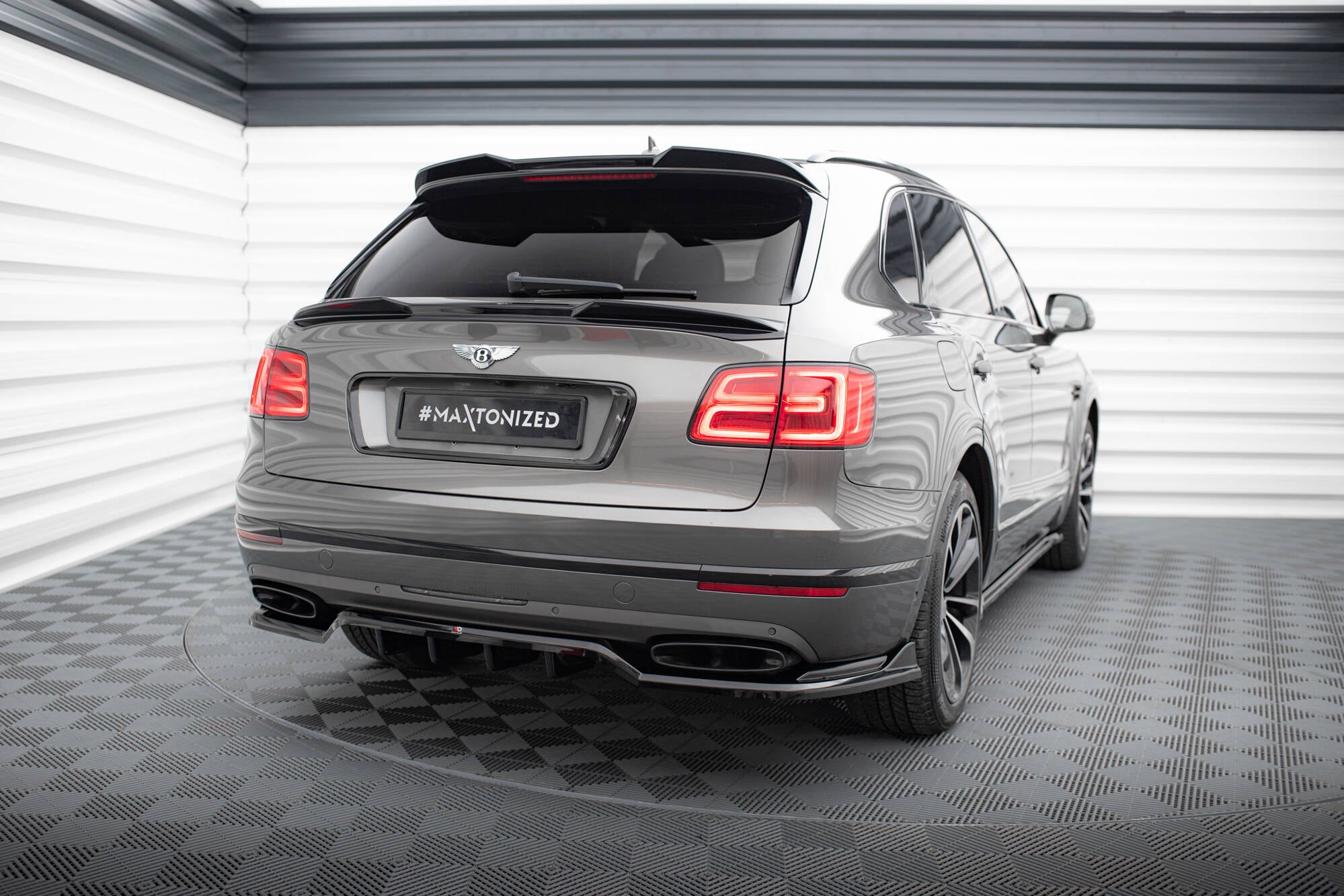 Maxton Design Niedriger Spoiler CAP 3D passend für Bentley Bentayga Mk1 schwarz Hochglanz