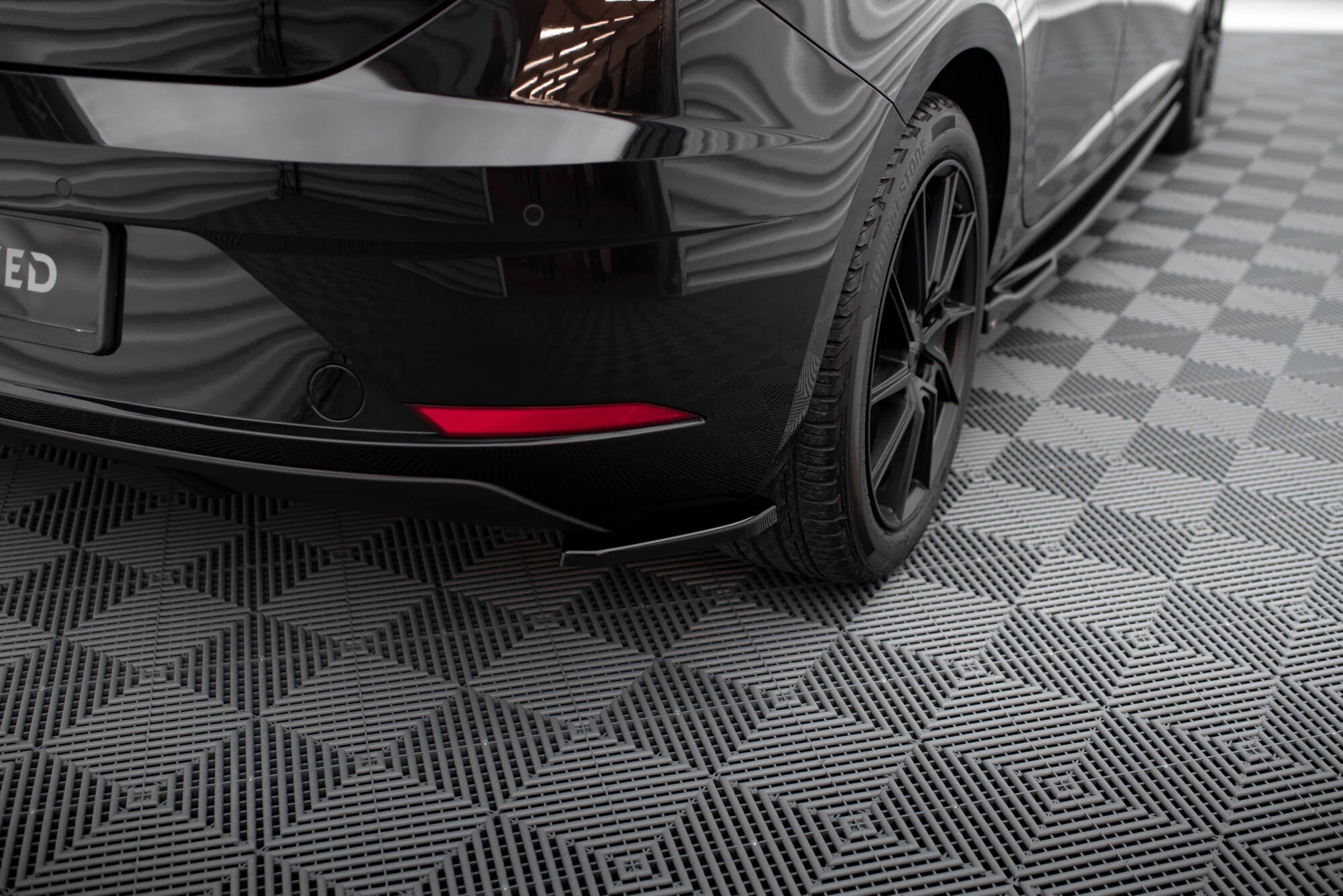 Maxton Design Heck Ansatz Flaps Diffusor V.1 passend für Seat Leon Hatchback Mk3 Facelift schwarz Hochglanz