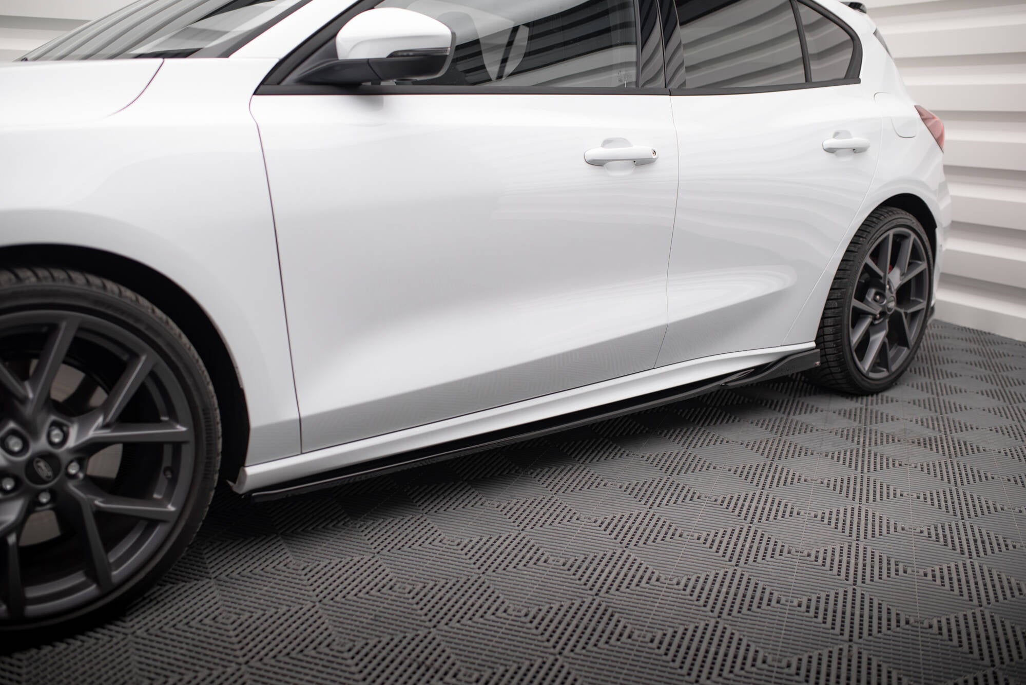 Maxton Design Street+ Seitenschweller Leisten passend für V.4 Ford Focus ST / ST-Line Mk4 Facelift schwarz Hochglanz