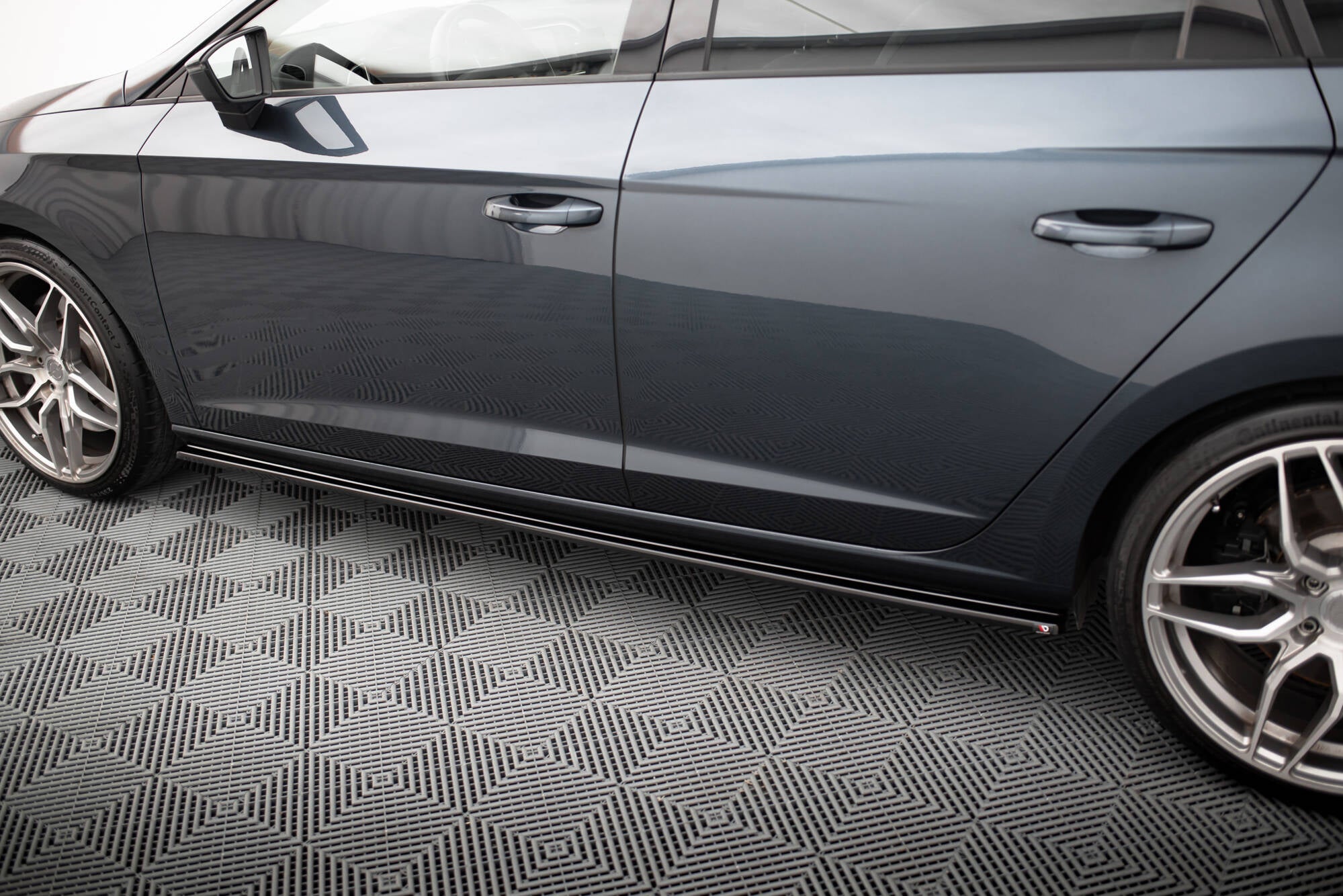 Maxton Design Street+ Seitenschweller Leisten passend für v.1 Seat Leon Mk3 Cupra/ FR Facelift schwarz Hochglanz