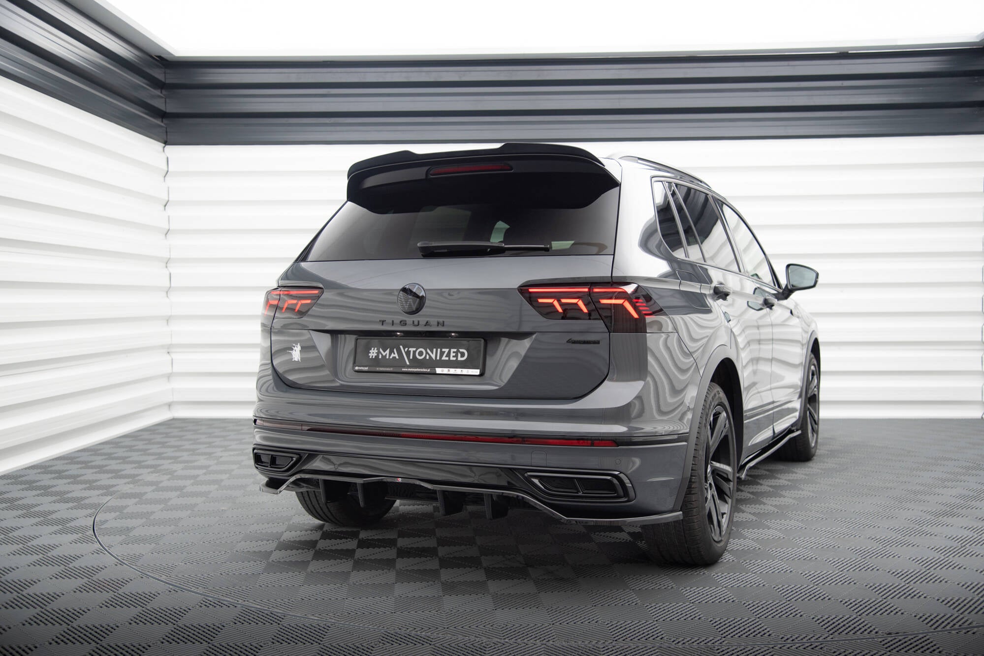 Maxton Design Street+ Mittlerer Diffusor RACE passend für VW Tiguan R-Line Mk2 Facelift schwarz Hochglanz