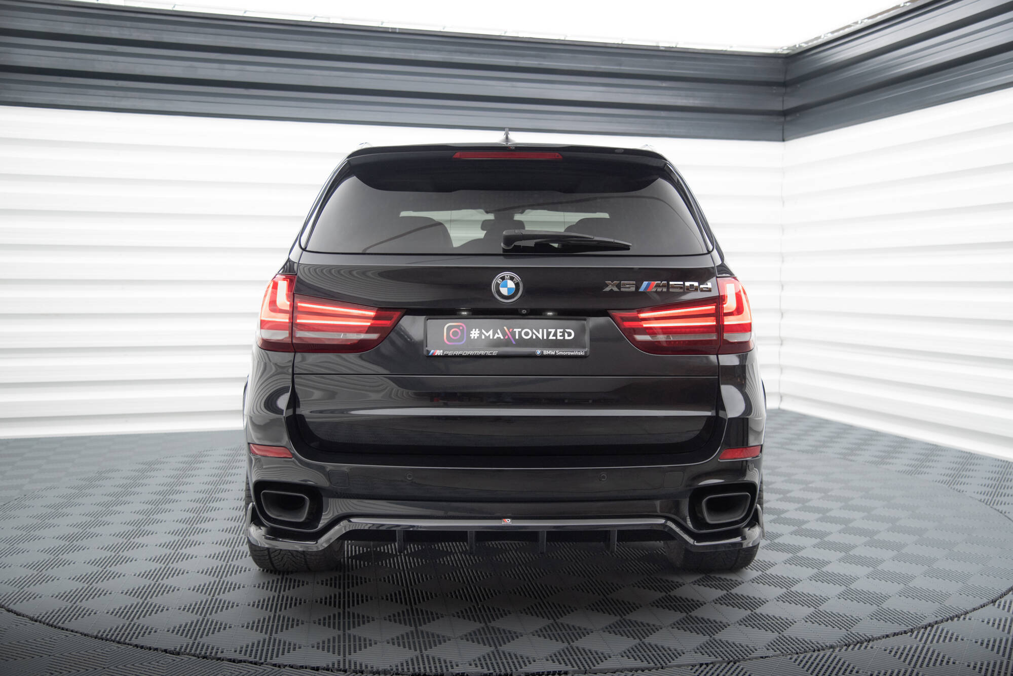 Maxton Design Street+ Mittlerer Diffusor RACE passend für BMW X5 M-Paket F15 schwarz Hochglanz