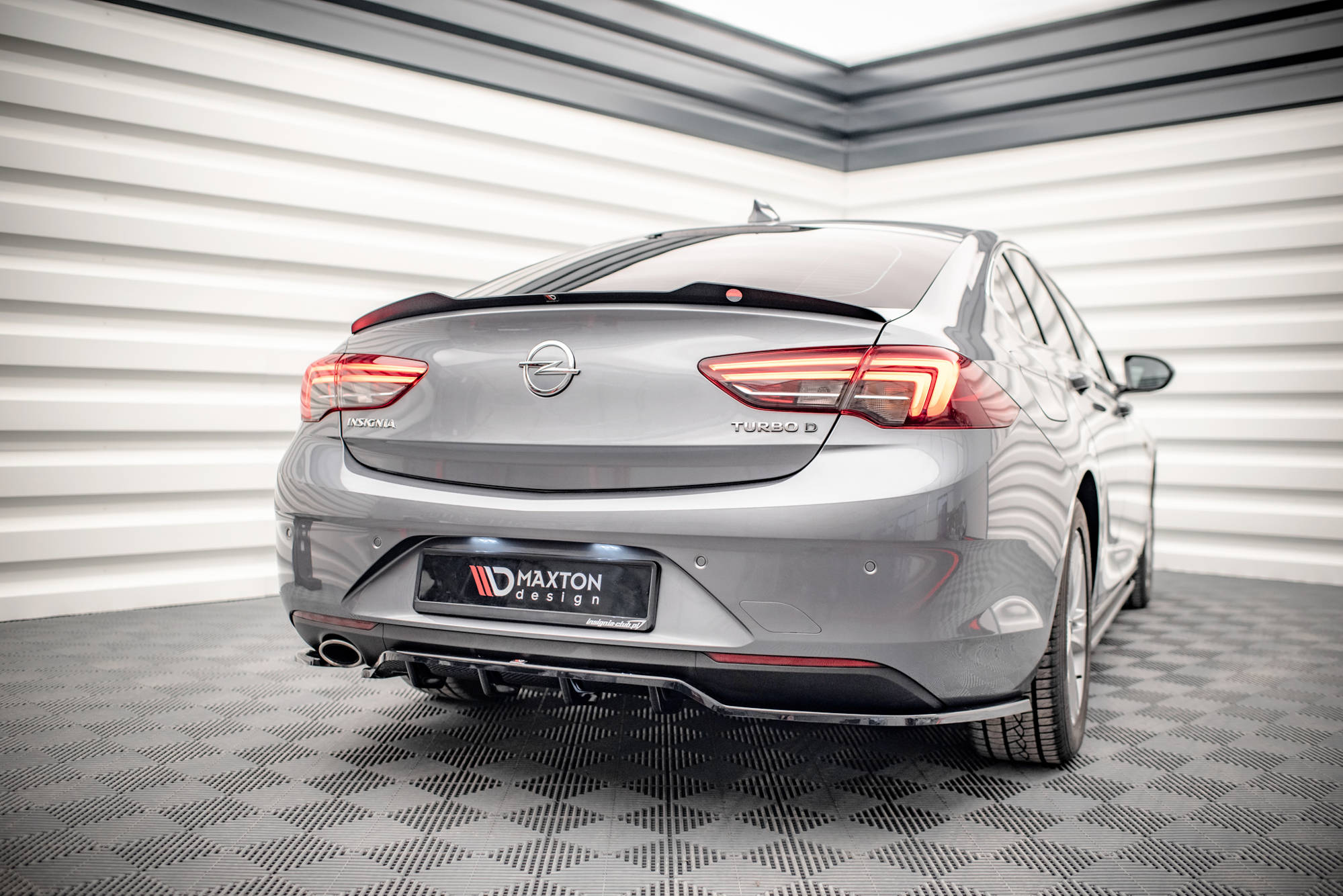 Maxton Design Street+ Mittlerer Diffusor RACE passend für Opel Insignia Mk2 schwarz Hochglanz
