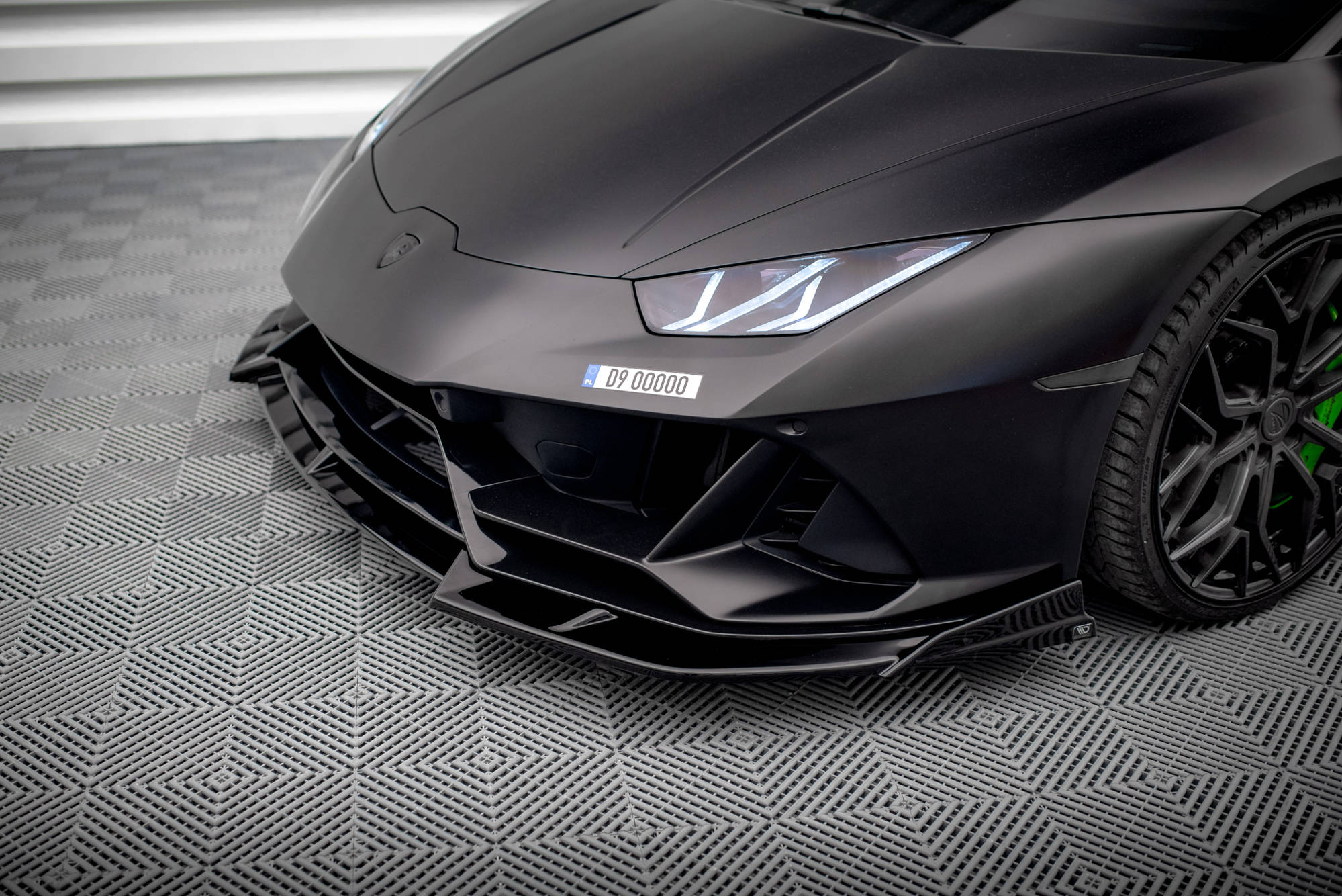 Maxton Design Street+ Spoilerlippe Front Ansatz passend für Lamborghini Huracan EVO AWD schwarz Hochglanz
