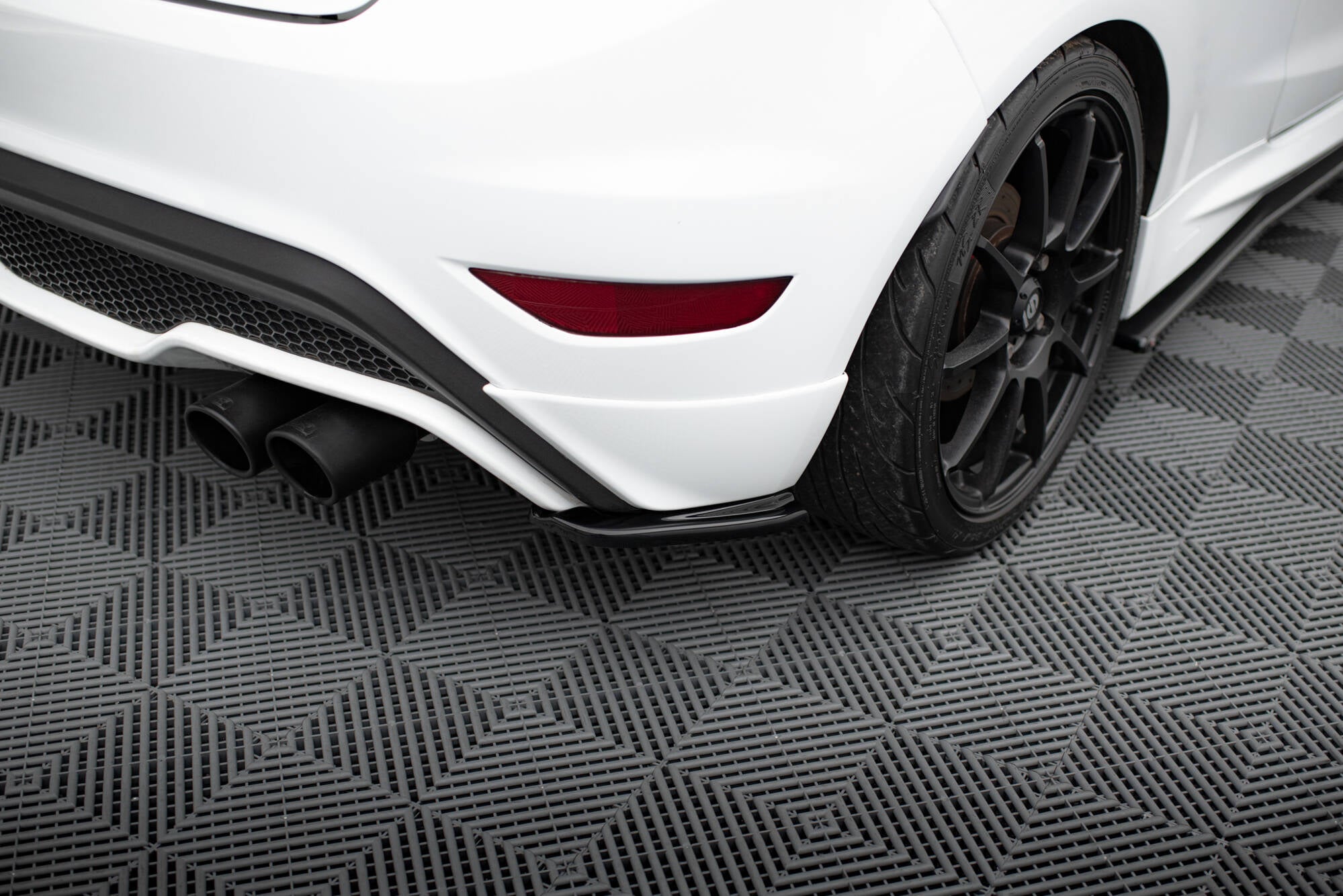 Maxton Design Heck Ansatz Flaps Diffusor passend für Ford Fiesta ST / ST-Line / Zetec S Mk7 FL schwarz Hochglanz