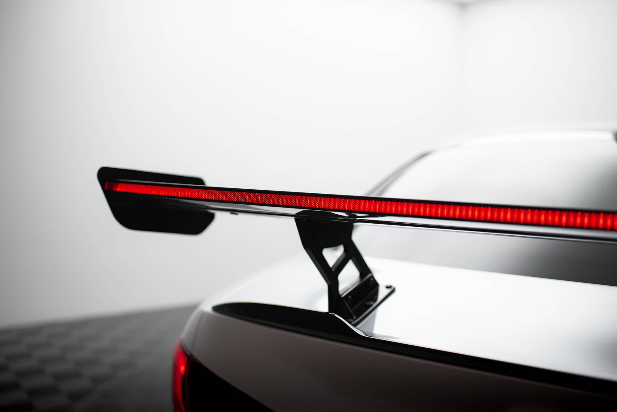 Maxton Design Carbon Spoiler + LED Alfa Romeo Giulia Quadrifoglio für Alfa Romeo Giulia Quadrifoglio