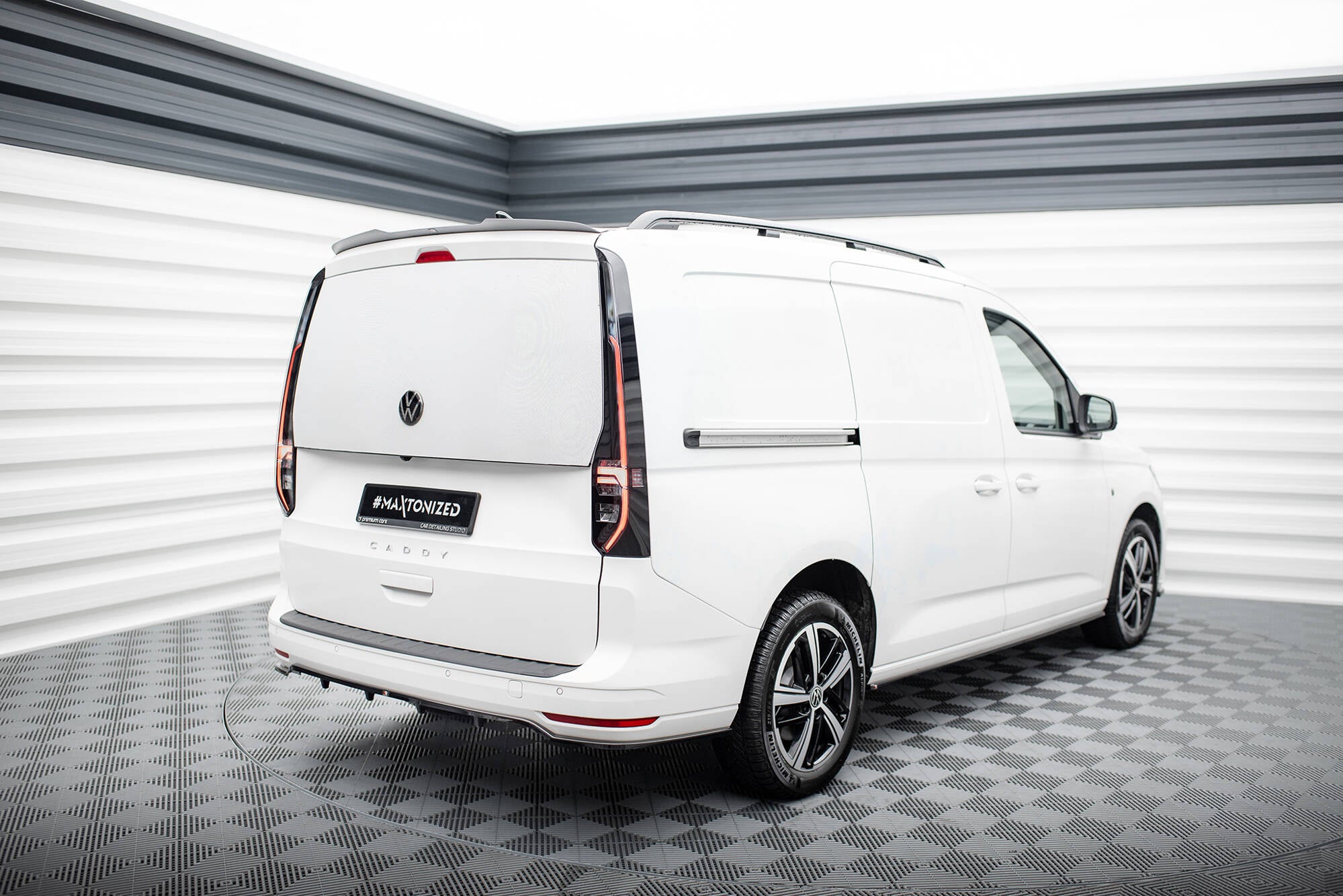 Maxton Design Street+ Mittlerer Diffusor RACE passend für VW Caddy Maxi Mk5 schwarz Hochglanz
