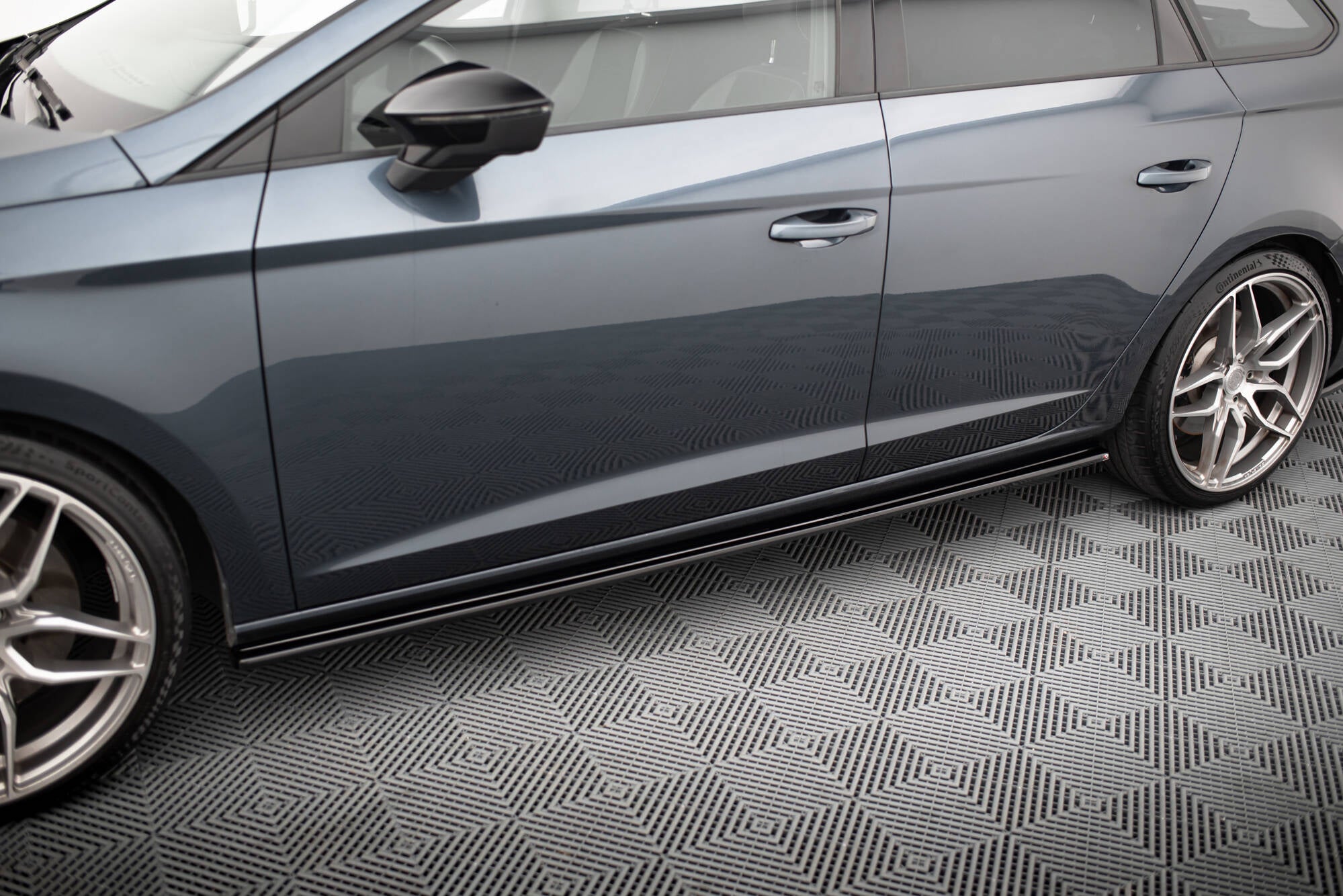 Maxton Design Street+ Seitenschweller Leisten passend für v.1 Seat Leon Mk3 Cupra/ FR Facelift schwarz Hochglanz