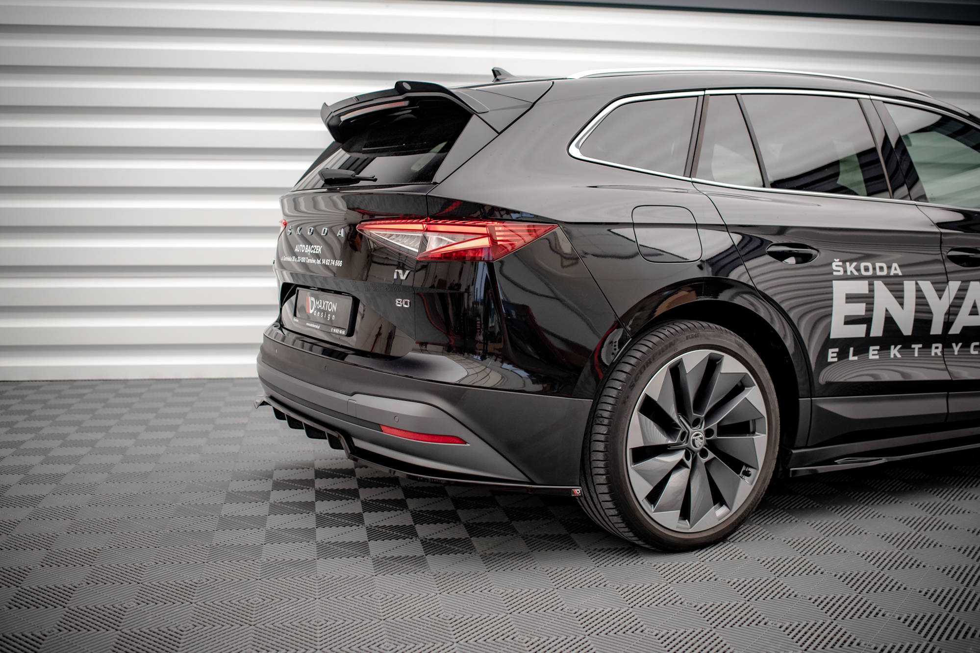 Maxton Design Street+ Mittlerer Diffusor RACE passend für Skoda Enyaq iV schwarz Hochglanz