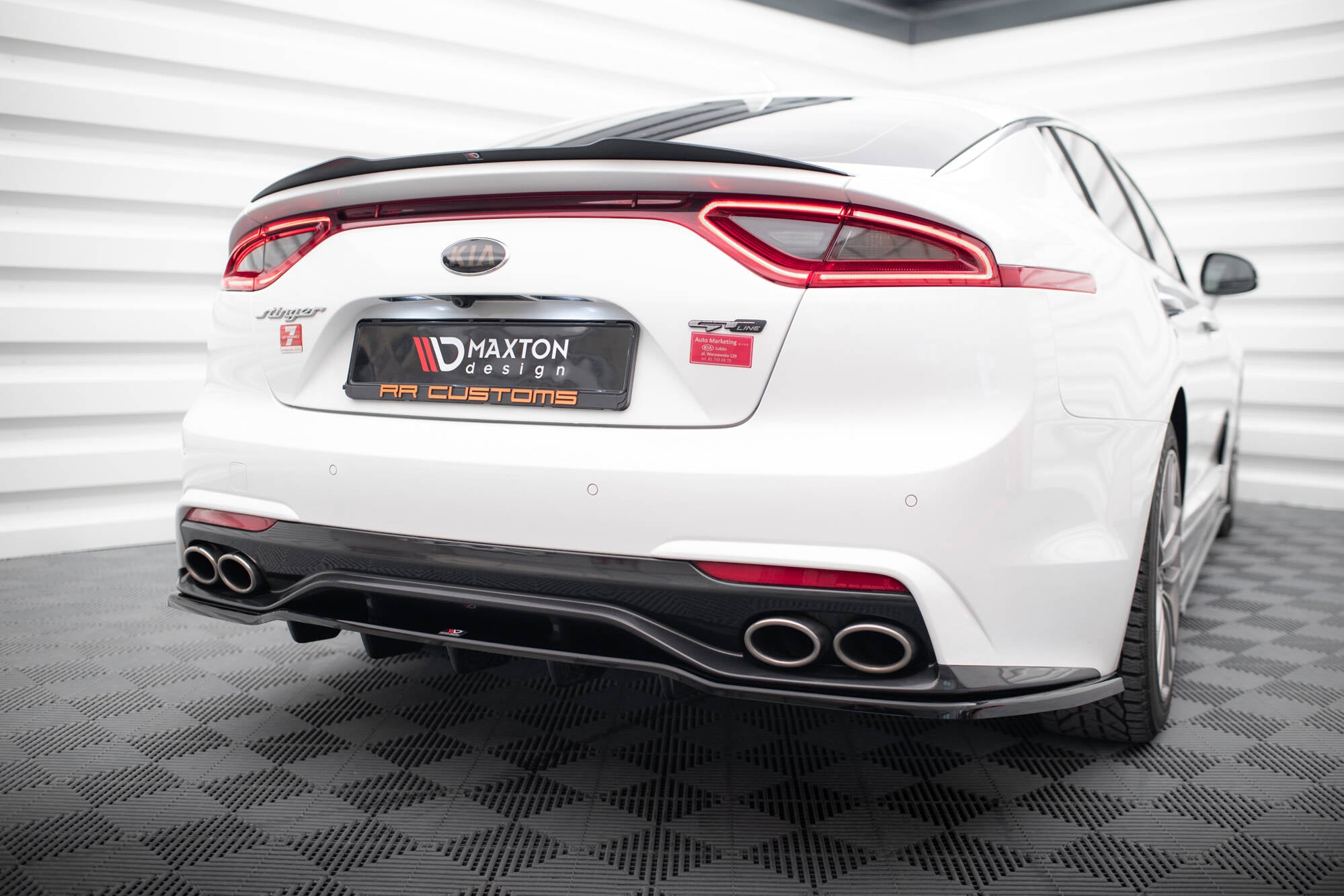 Maxton Design Street+ Mittlerer Diffusor RACE passend für Kia Stinger Mk1 schwarz Hochglanz