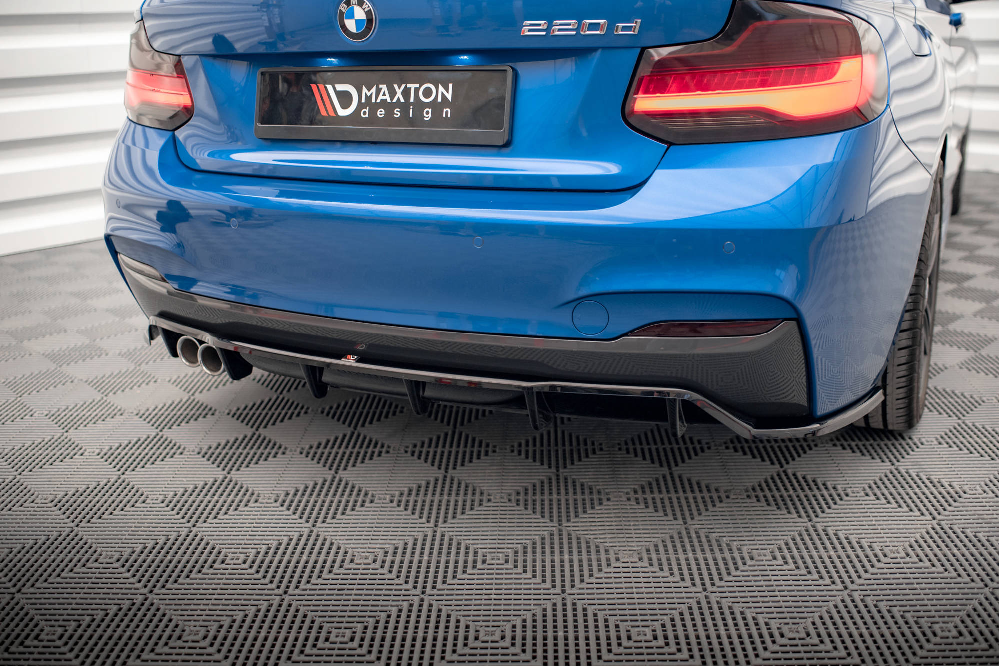 Maxton Design Street+ Mittlerer Diffusor RACE passend für BMW 2 M-Paket F22 schwarz Hochglanz