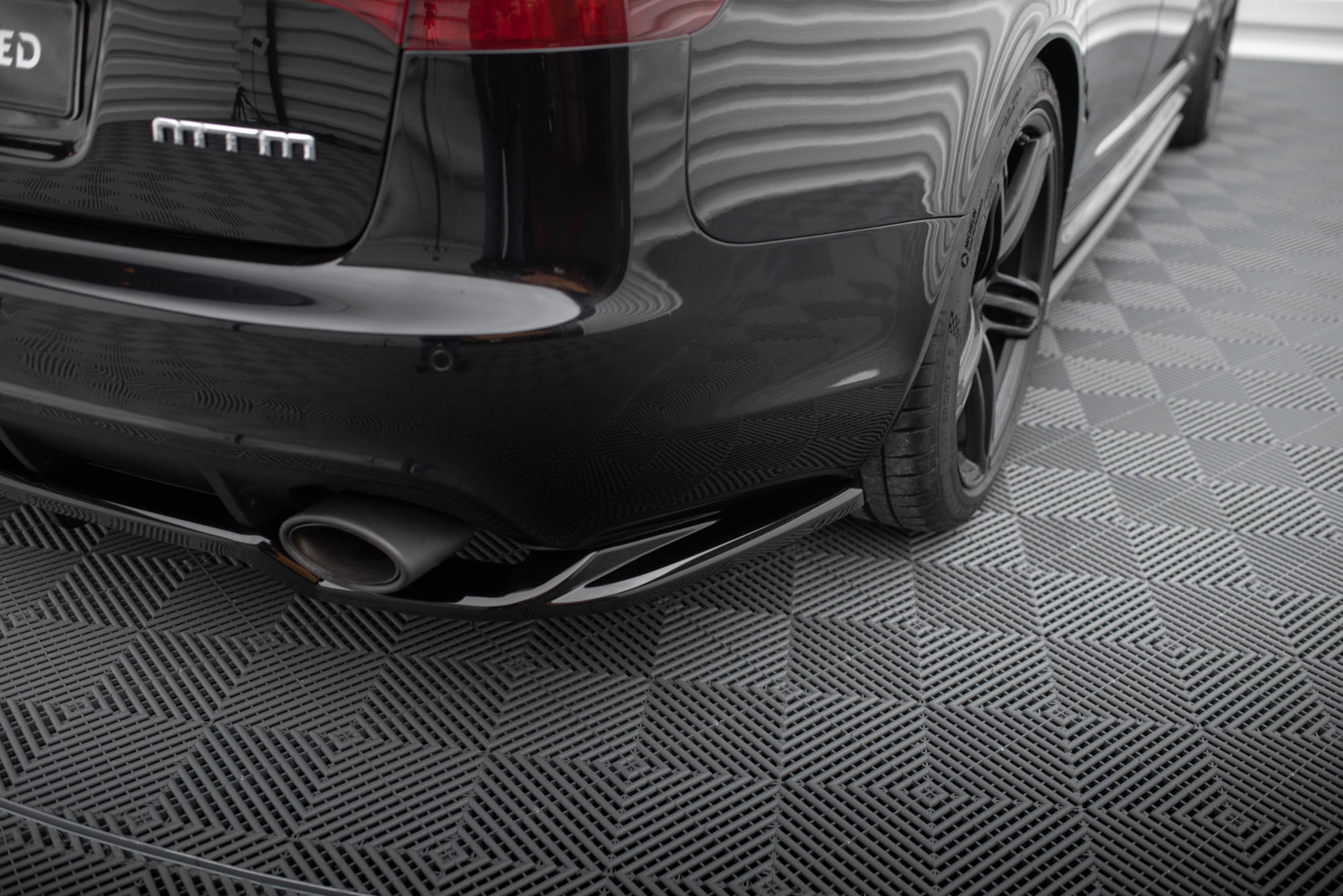 Maxton Design Street+ Mittlerer Diffusor RACE passend für Audi RS6 Avant C6 schwarz Hochglanz