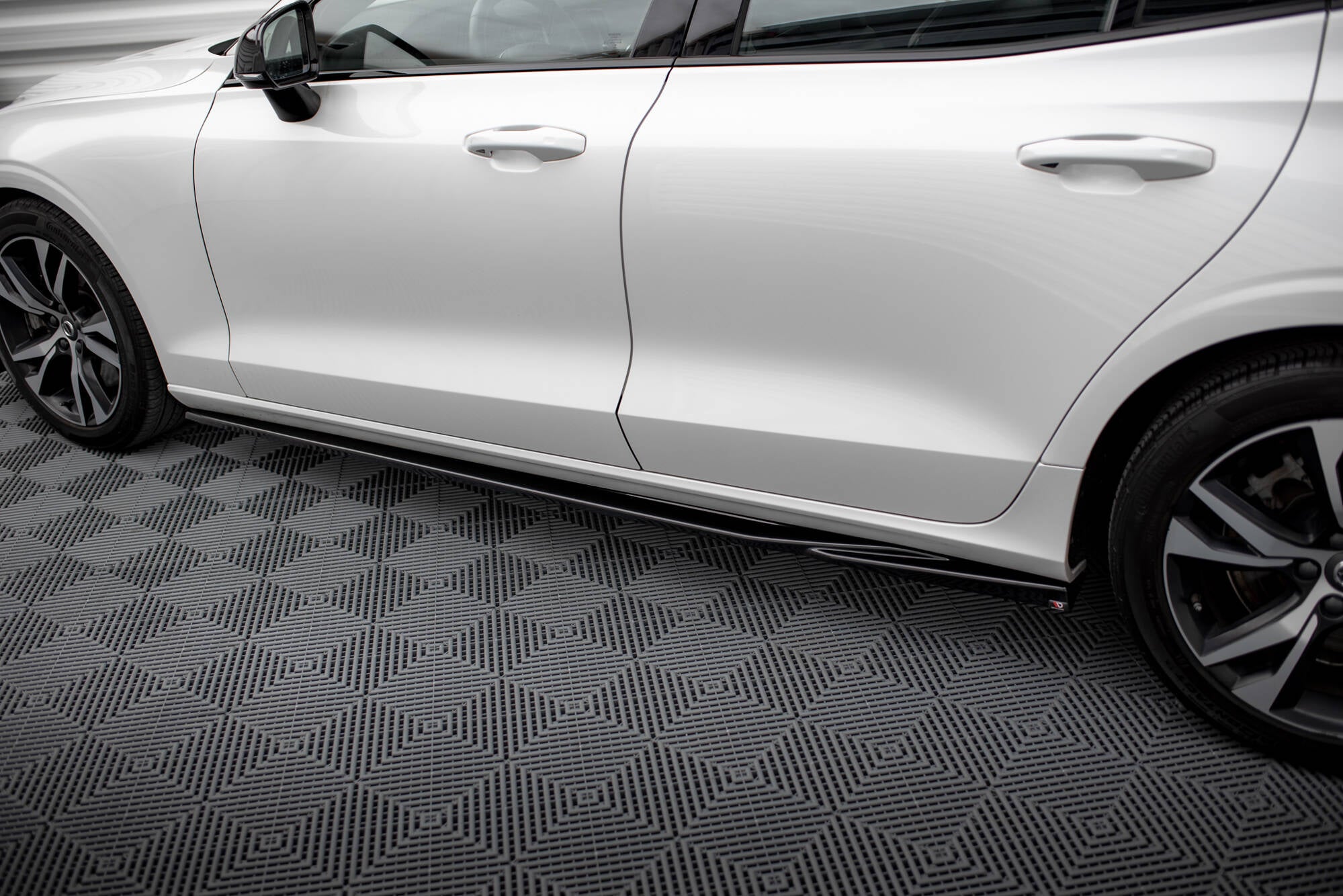 Maxton Design Street+ Seitenschweller Leisten passend für V.1 passend für Volvo S60/V60 R-Design Mk3 schwarz Hochglanz