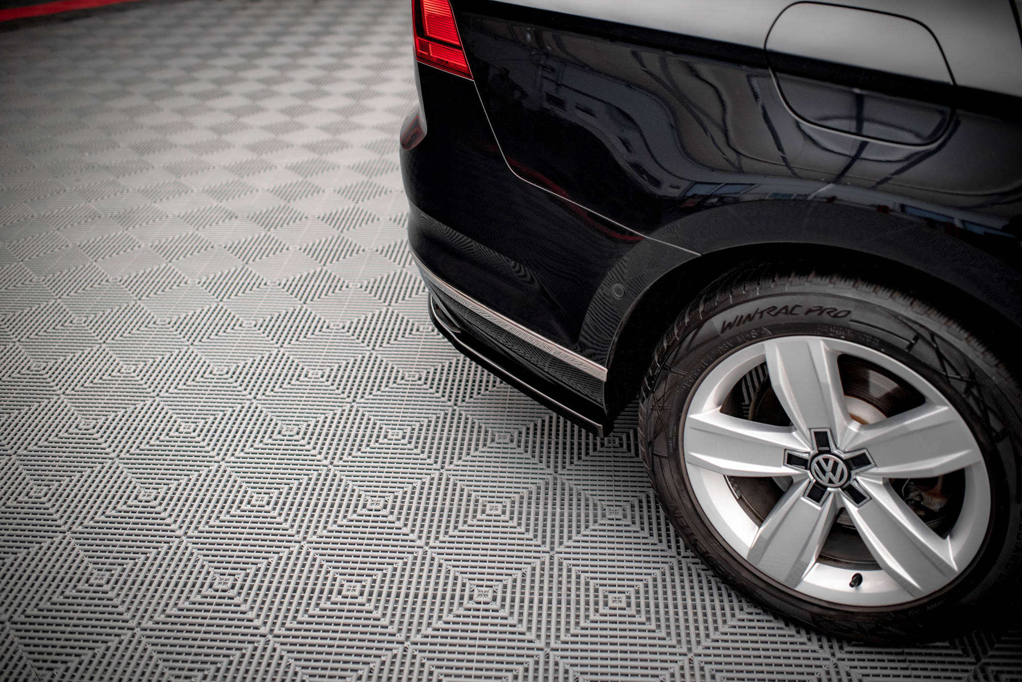 Maxton Design Heck Ansatz Flaps Diffusor passend für VW Passat B8 Facelift schwarz Hochglanz