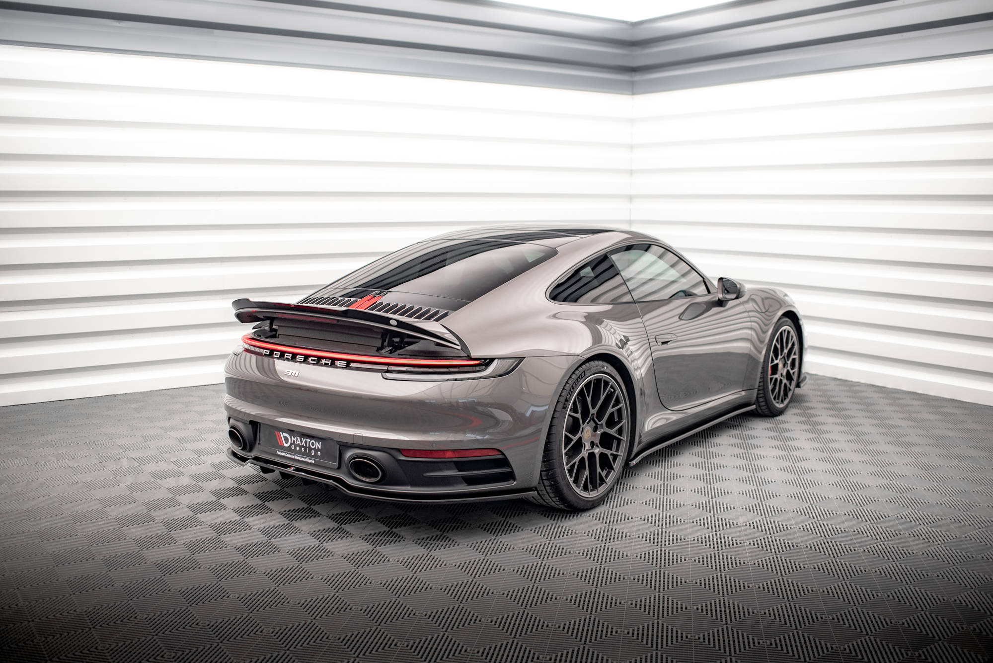 Maxton Design Spoiler CAP passend für Porsche 911 Carrera 4S 992 schwarz Hochglanz