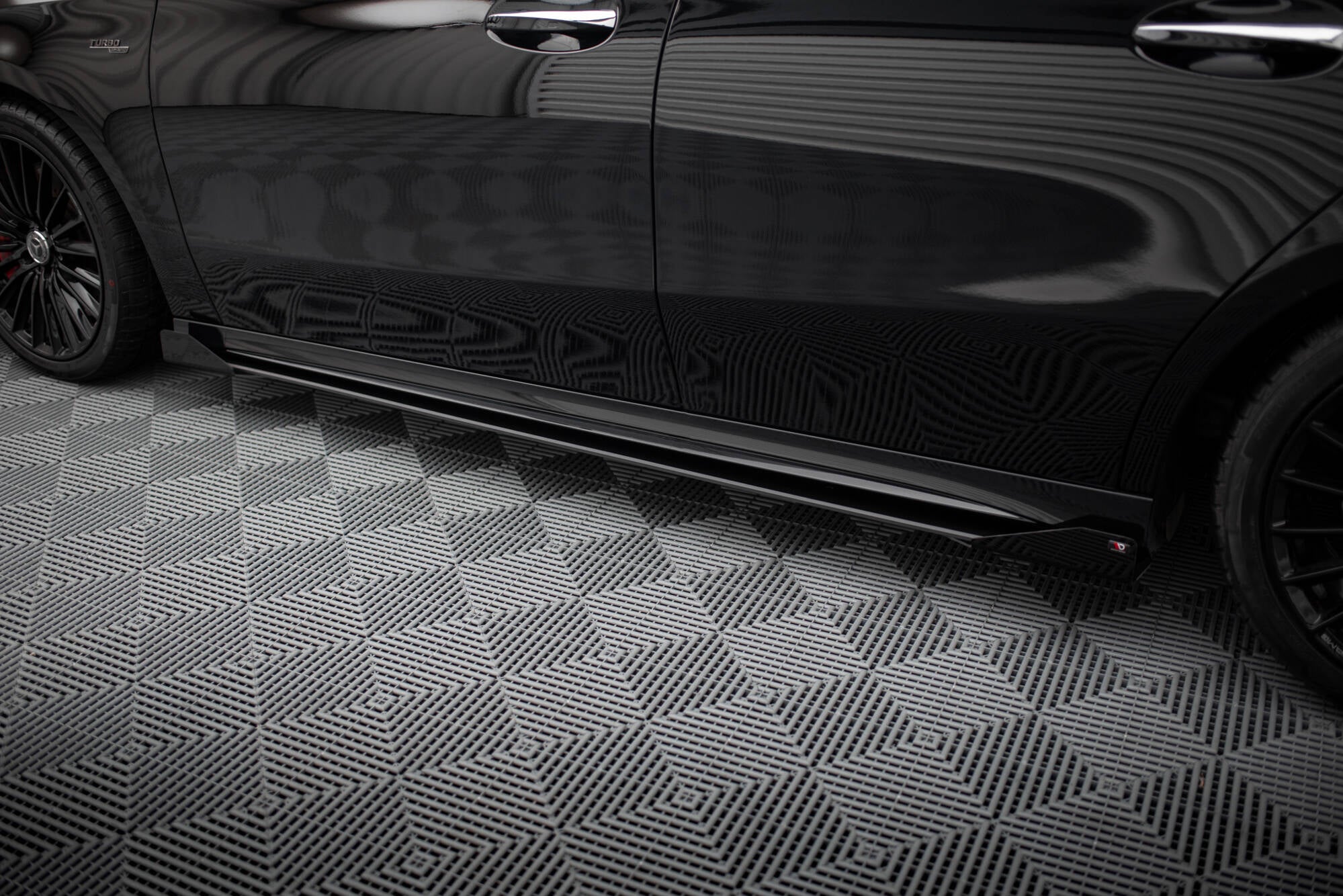 Maxton Design Street Pro Street+ Seitenschweller Leisten + Flaps passend für Mercedes-AMG A35 W177 Facelift schwarz Hochglanz